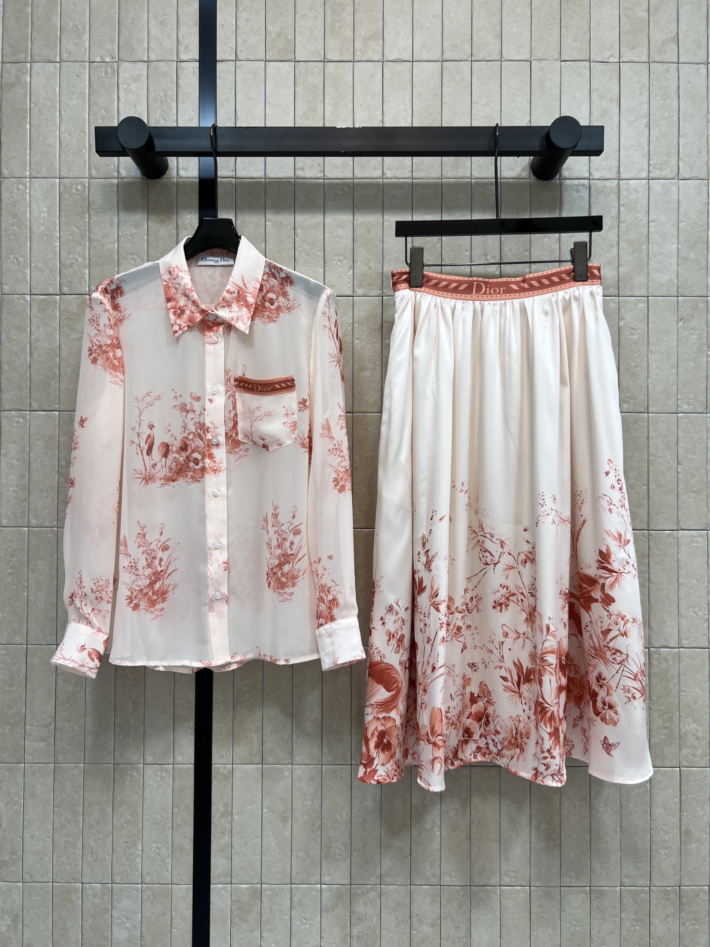 NO:878842,D Home 26 new summer style floral print suit, long-sleeved shirt + high-waisted skirt. The shirt is made of light cotton. Lapel + single-breasted design. The cuffs can be adjusted. Comfortable and practical to wear. The skirt is high-waisted and loose. There is a logo on the waist. It is elegant and shows your figure. It can be easily controlled for daily commuting and leisure. Paired with light-colored shoes or small bags, it will make you full of temperament. Three sizes in one color, Size/S-M-L,, dior, skirts, shirts,19860909D家 26夏季新款 花卉印花套装 长袖衬衫+高腰半裙 衬衫是轻薄棉质 翻领+单排扣设计 袖口还能调节 穿着舒适又实用 半裙高腰宽松 腰部有logo标志 优雅又显身材 日常通勤 休闲都能轻松驾驭 搭配浅色鞋或小包 气质直接拉满 一色三码Size/S-M-L,,dior,skirts,shirts,,Women's clothing