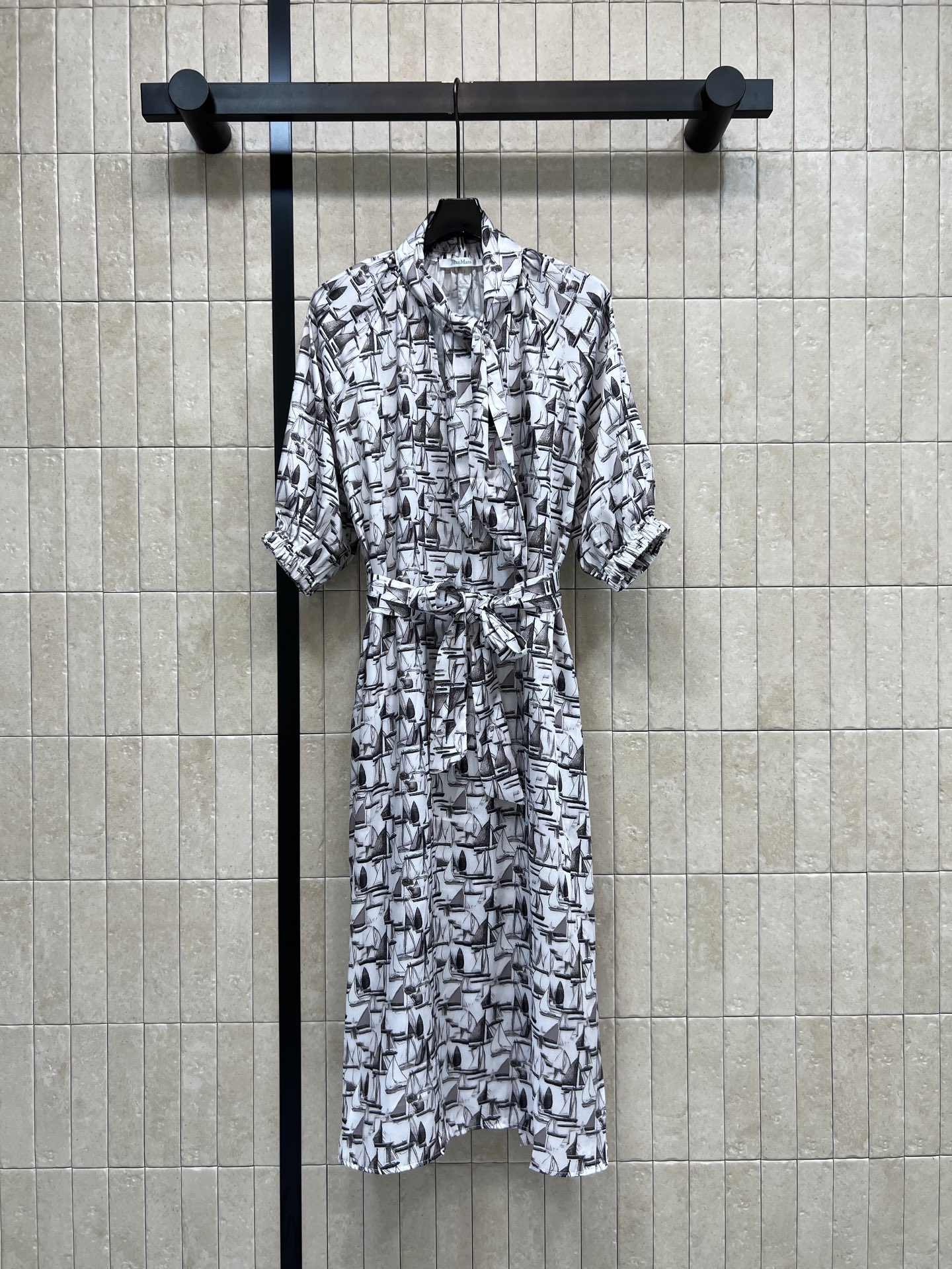 NO:878848,M's 26 new summer style printed dress. The fabric is light and drapey. Floating collar + small hollow design. Perfect details. Adjustable belt. Easily outline the waistline. A-line skirt makes you slim and hides the flesh. Three-quarter sleeves cover the arms. Easily manage for commuting, dating and vacation. Pair with low-heeled shoes or sandals. Intellectual elegance or French romance. Switch as you like. Three sizes in one color, Size/S-M-L,,sandals,skirts,19860909M家 26夏季新款 印花连衣裙 面料轻盈垂顺 飘带领+小镂空设计 细节满分 腰带可调节 轻松勾勒腰线 A字裙摆显瘦又藏肉 五分袖遮手臂 通勤、约会 度假都能轻松驾驭 搭配低跟鞋或凉鞋 知性优雅or法式浪漫随心切换 一色三码Size/S-M-L,,sandals,skirts,,Women's clothing