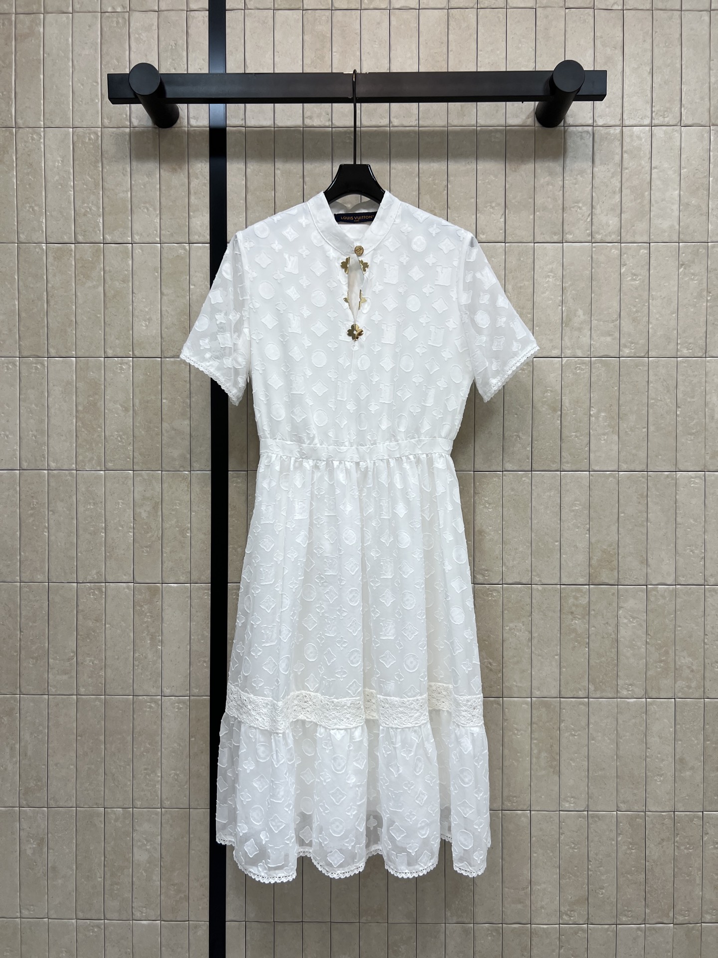NO:878854,L's 26 new summer style white jacquard dress, stand-up collar + metal buckle details, waist cut to outline the waistline, A-line skirt, with lace splicing skirt, full of layering, with a refined atmosphere, super comfortable to wear in summer, paired with simple accessories or flat shoes, fresh and elegant temperament, easy to get, one color, three sizes, Size/S-M-L,, louis vuitton, flats, skirts,19860909L家 26夏季新款 白色提花连衣裙 立领+金属扣细节 收腰剪裁勾勒腰线 A字裙摆 搭配蕾丝拼接裙摆 层次感十足 自带精致氛围感 夏天穿超舒服 搭配简约饰品或平底鞋 清新优雅气质轻松get 一色三码Size/S-M-L,,louis vuitton,flats,skirts,,Women's clothing