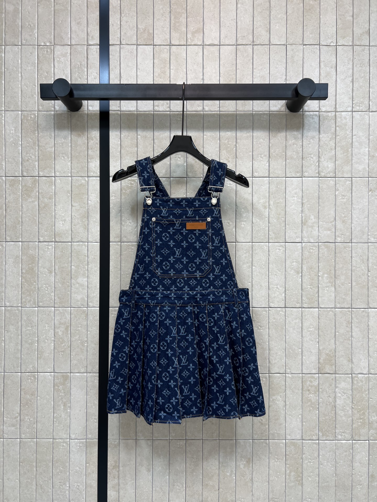 NO:878860,L's 26 new summer styles Presbyopic denim suspender skirt Made of denim cotton fabric Not easy to collapse Pleated skirt + strap design Shoulder straps adjustable length Can be easily controlled by small people Can be easily controlled in daily life or vacation Pair with the same series of bags and sneakers Vigorous sweet girl style get One color three sizes Size/S-M-L,, louis vuitton, sneakers, skirts,19860909L家 26夏季新款 老花牛仔背带裙 牛仔棉质面料 不易软塌 百褶裙摆+背带设计 肩带可调节长度 小个子也能轻松驾驭 日常或度假都能轻松驾驭 搭配同系列包包和运动鞋 元气甜妹风get 一色三码Size/S-M-L,,louis vuitton,sneakers,skirts,,Women's clothing