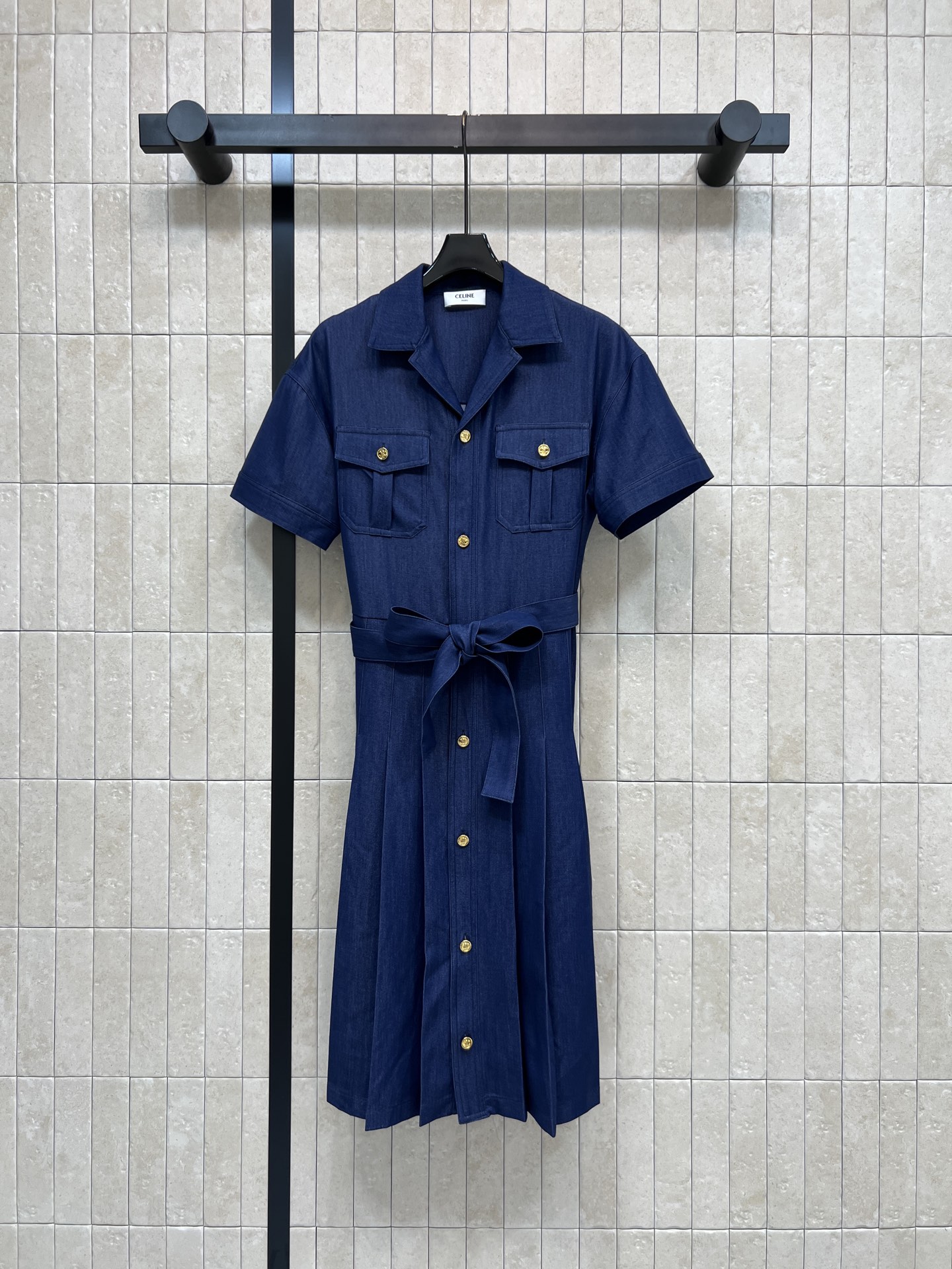NO:878837,CE Home's 26 new summer style denim shirt dress. Made of light denim fabric. Breathable and comfortable. Classic lapels + gold buttons. Belt at waist. Modifies body shape. Can be worn for commuting and leisure. Short-sleeved design is refreshing and neat. Overall simple and elegant. Can be easily managed in the workplace, dating, and daily outings. Pair with sandals or white shoes to easily get a fashionable look. Three sizes in one color. Size/S-M-L,,sandals,skirts,shirts,T-shirt,19860909CE家 26夏季新款 牛仔衬衫连衣裙 采用轻薄牛仔面料 透气又舒适 经典翻领+金色纽扣 腰部系带收腰 修饰身形 通勤休闲都能穿 短袖设计清爽利落 整体简约大气 职场 约会 日常出街都能轻松驾驭 搭配凉鞋或小白鞋 轻松get时髦look 一色三码Size/S-M-L,,sandals,skirts,shirts,T-shirt,,Women's clothing