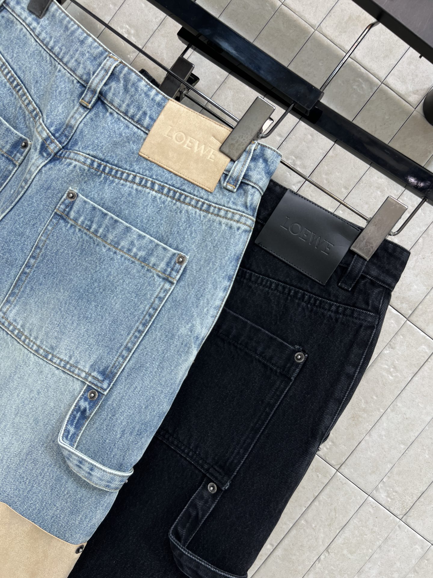 LW家 26夏季新款 高腰阔腿牛仔裤 采用水洗牛仔面料 宽松设计 高腰剪裁修饰腰线拉长腿部比例 梨形 后