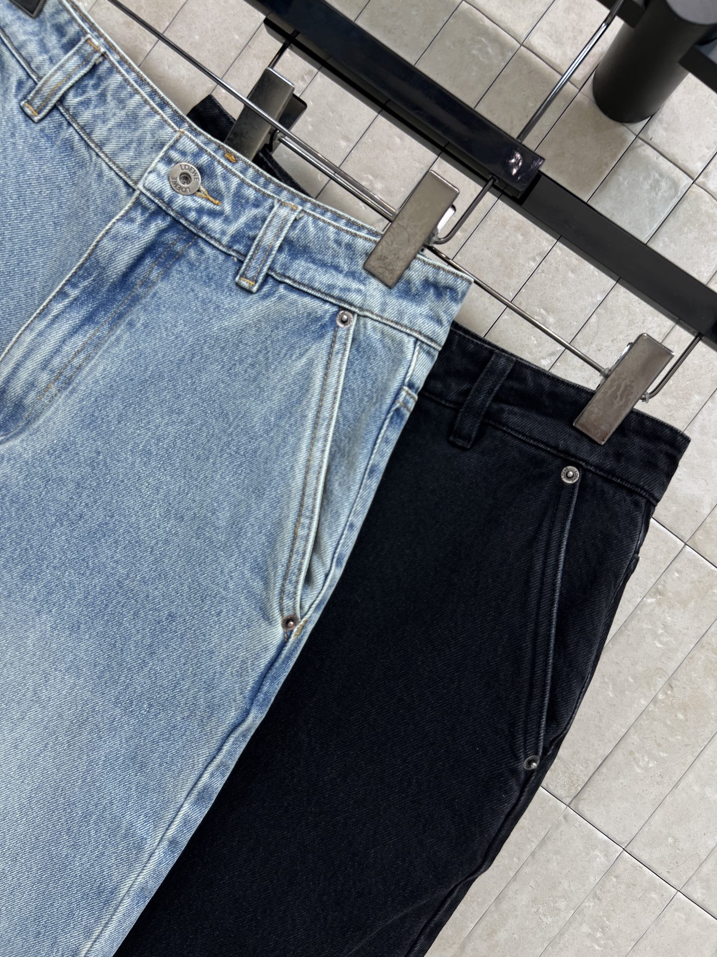 LW家 26夏季新款 高腰阔腿牛仔裤 采用水洗牛仔面料 宽松设计 高腰剪裁修饰腰线拉长腿部比例 梨形 后