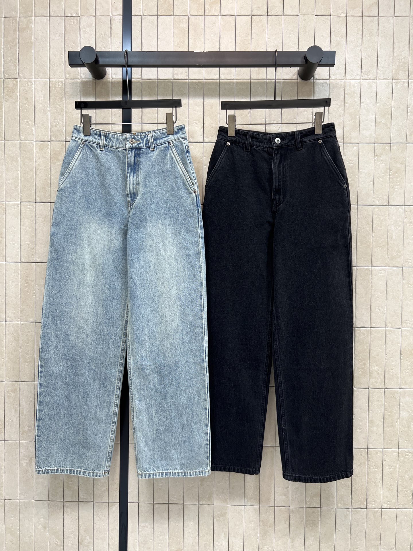 NO:878849,LW's 26 new summer style high-waisted wide-leg jeans made of washed denim fabric, loose design, high-waisted tailoring to modify the waistline and elongate the leg proportions, pear-shaped, embellished with leather logo on the back waist, full of details, versatile attributes, easy to match with T-shirts, shirts or sweaters, commuting and traveling, can be easily held in daily life, three sizes in one color, Size/S-M-L, jeans, shirts, tees, t-shirt,19860909LW家 26夏季新款 高腰阔腿牛仔裤 采用水洗牛仔面料 宽松设计 高腰剪裁修饰腰线拉长腿部比例 梨形 后腰logo皮牌点缀 细节感满满 百搭属性 随手搭配T恤 衬衫或针织衫都很出彩 通勤 出游 日常都能轻松hold住 一色三码Size/S-M-L,,jeans,shirts,tees，t-shirt,,Women's clothing