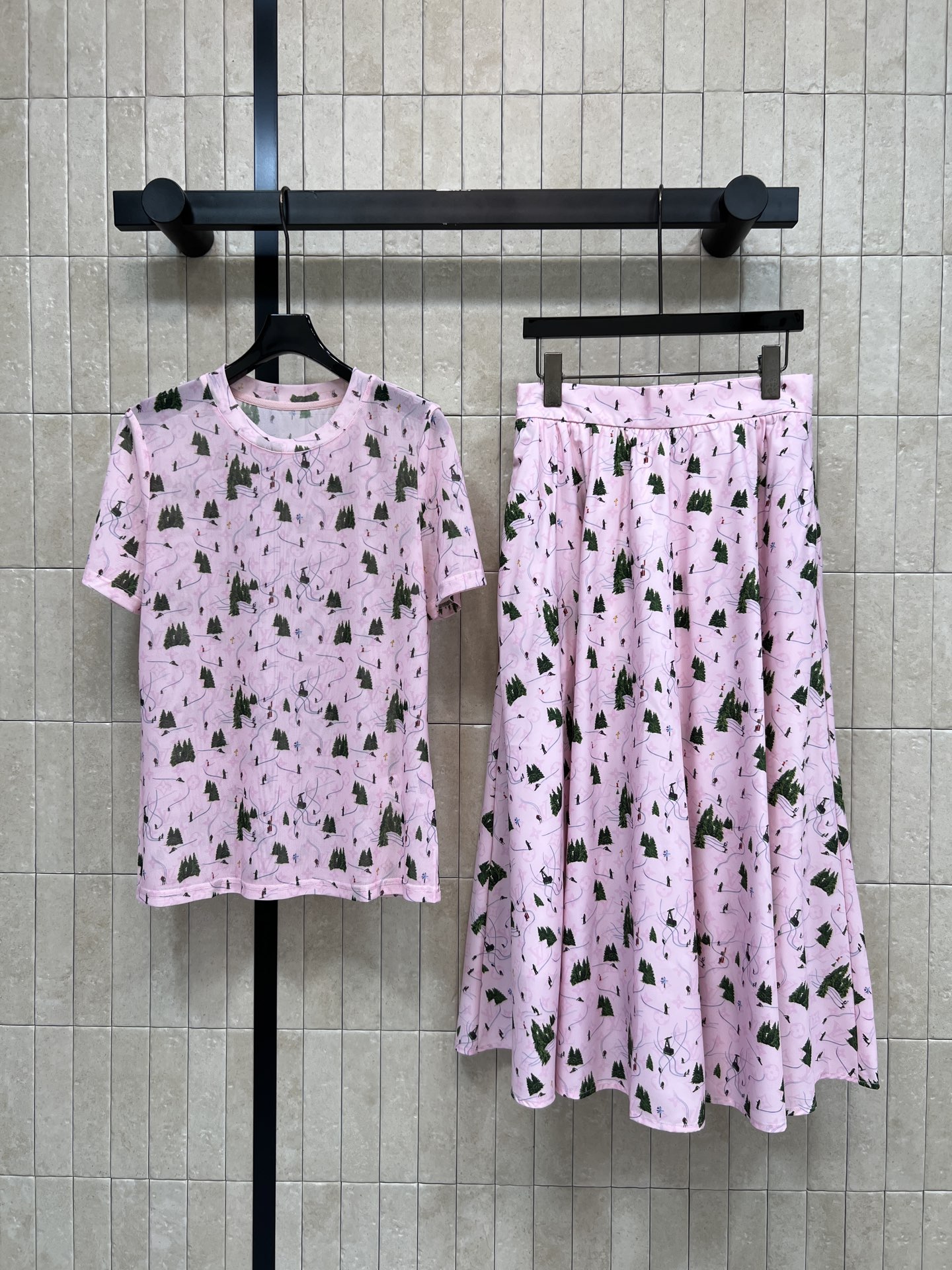 NO:883898,Tops Skirts L Home 26 new summer styles Printed short-sleeved suit Round-neck short-sleeved + high-waisted skirt Draped with skin-friendly fabrics, breathable and light, the upper body is free and unrestricted Loose version hides the flesh and looks slim and tolerant of the body shape Suitable for travel and vacation Suitable for daily commuting Full of laziness and relaxation You can easily go out with simple sandals or sneakers Perfect atmosphere Two colors and three sizes Size/S-M-L, Louis  vuitton,sandals,sneakers,skirts,T-shirt,19860909上衣 半裙 L家 26夏季新款 印花短袖套装 圆领短袖+高腰大摆半身裙 垂顺亲肤面料透气轻盈 上身自在无束缚 版型宽松 藏肉显瘦包容身形 出游度假 日常通勤都适配 慵懒松弛感十足 搭配简约凉鞋或运动鞋就能轻松出街 氛围感满分 两色三码Size/S-M-L,,louis vuitton,sandals,sneakers,skirts,T-shirt,,Women's clothing