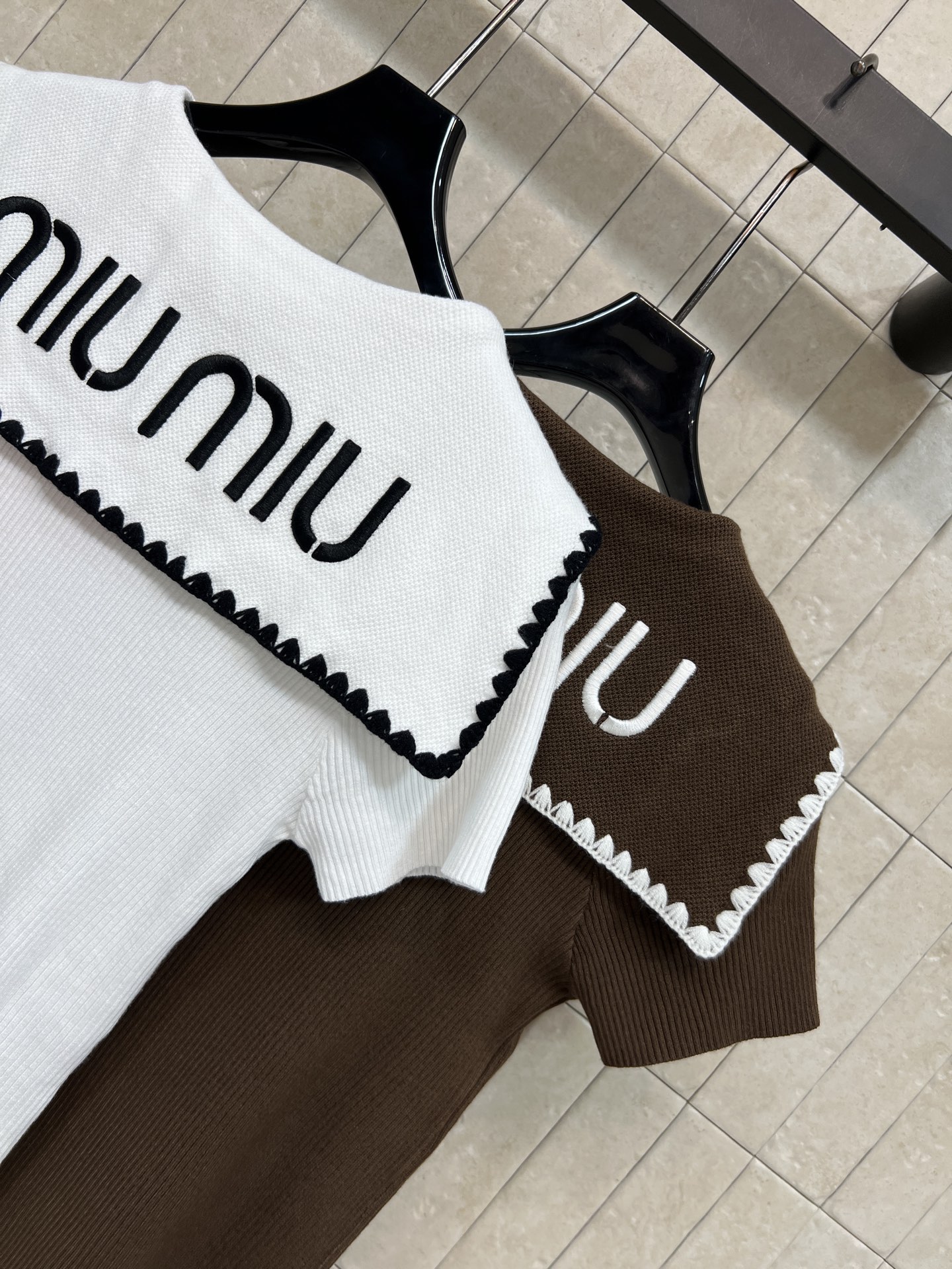 MIU家 26夏季新款 海军领撞色针织短袖 采用羊毛针织面料 弹力贴身 修身显瘦显腰线 波浪撞色花边沿门
