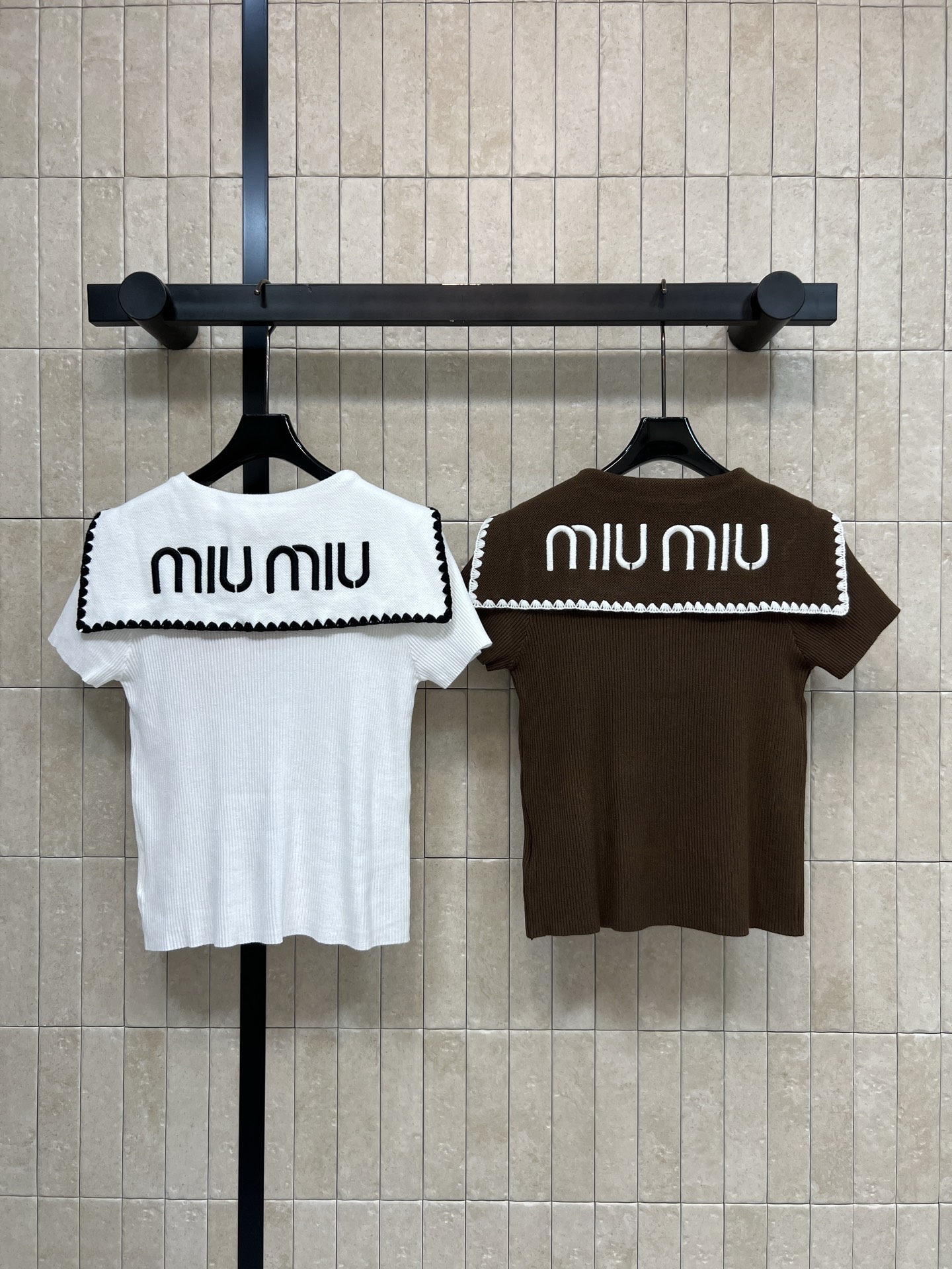 MIU家 26夏季新款 海军领撞色针织短袖 采用羊毛针织面料 弹力贴身 修身显瘦显腰线 波浪撞色花边沿门