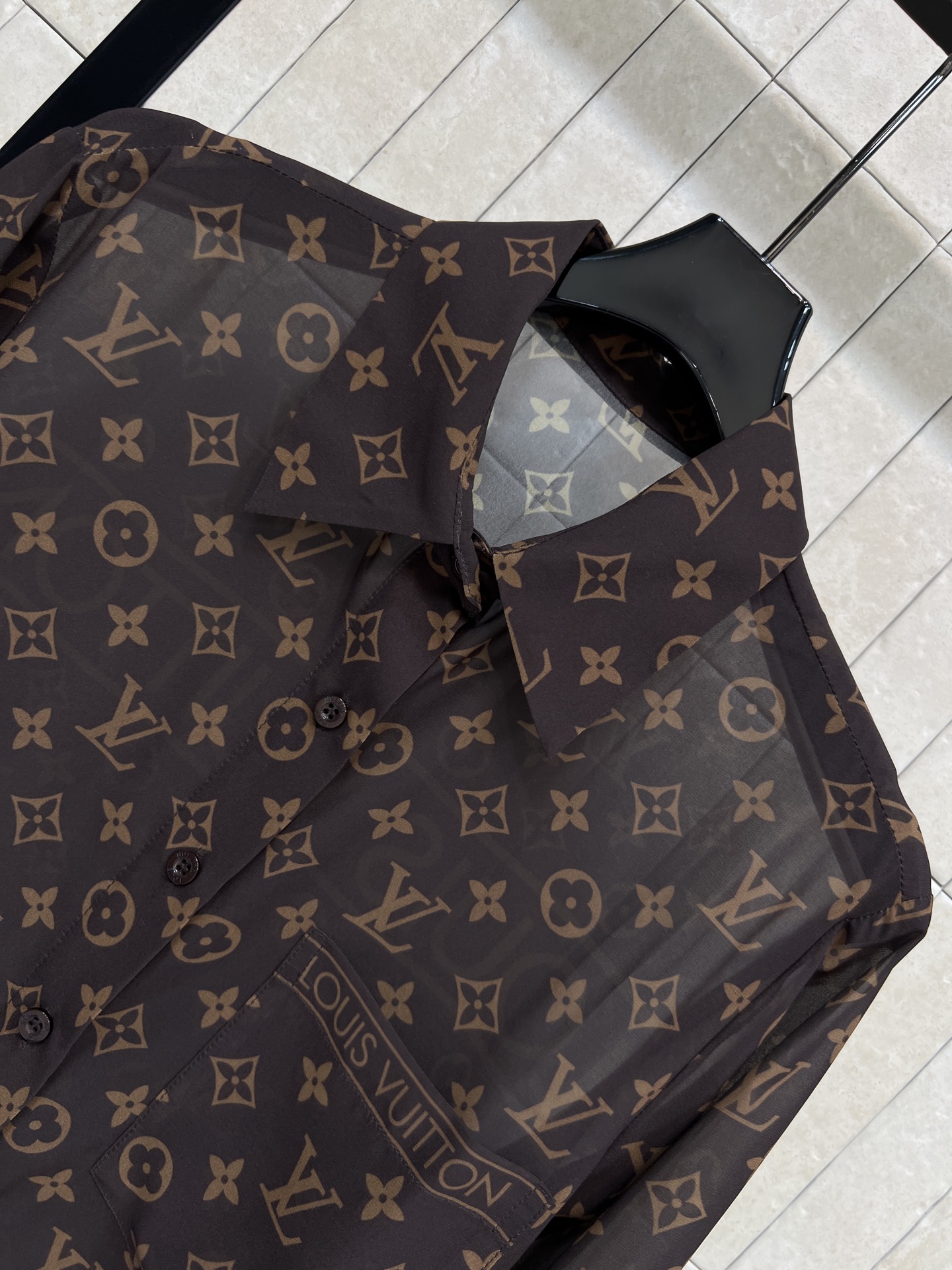 L家 26夏季新款 老花长袖衬衫 轻薄面料 透气微透 夏天穿超舒服 复古棕色老花图案 胸口有品牌标识 细