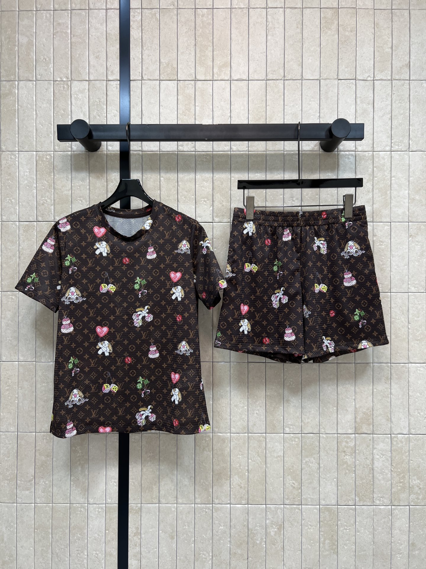 NO:883892,L's 26 new summer style presbyopic short-sleeved suit, round neck short sleeves + high-waisted shorts, breathable mesh fabric, refreshing upper body to wick away sweat, matched with cartoon rabbits, cakes, hearts and other elements, elastic waist shorts, no waist circumference, loose and casual style, suitable for daily outings and home holidays, fashionable and comfortable, three sizes in one color, Size/S-M-L,, louis vuitton, shorts, T-shirt,19860909L家 26夏季新款 老花短袖套装 圆领短袖+高腰短裤 透气网眼面料 上身清爽排汗 搭配卡通兔子 蛋糕 爱心等元素 松紧腰短裤 不挑腰围 版型宽松随性 日常出街 居家度假都合适 时髦又舒适 一色三码Size/S-M-L,,louis vuitton,shorts,T-shirt,,Women's clothing
