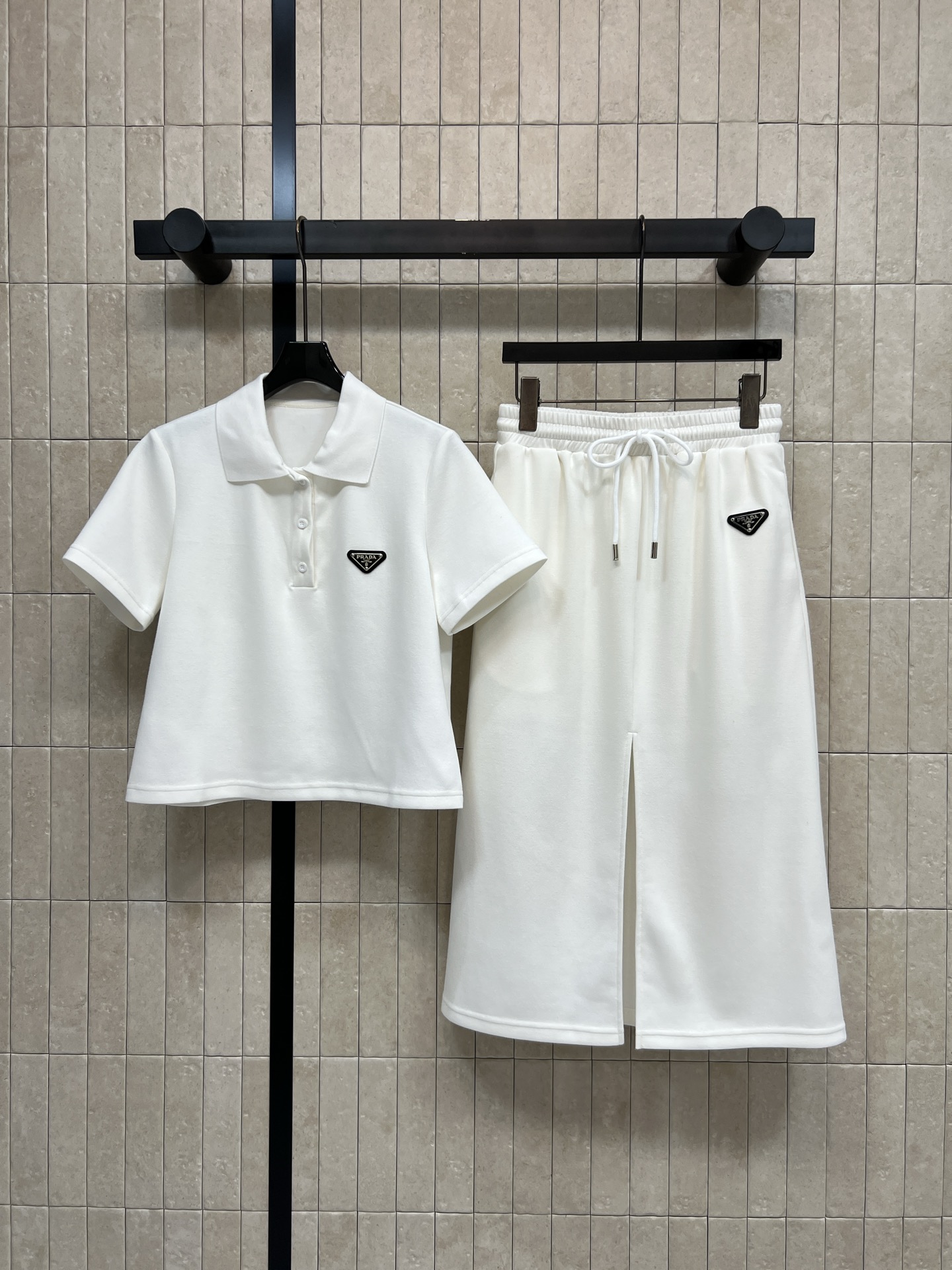 PD家 26夏季新款 三角标Polo套装 Polo领上衣短袖+抽绳半裙 棉质混纺面料 透气又舒适 胸前金