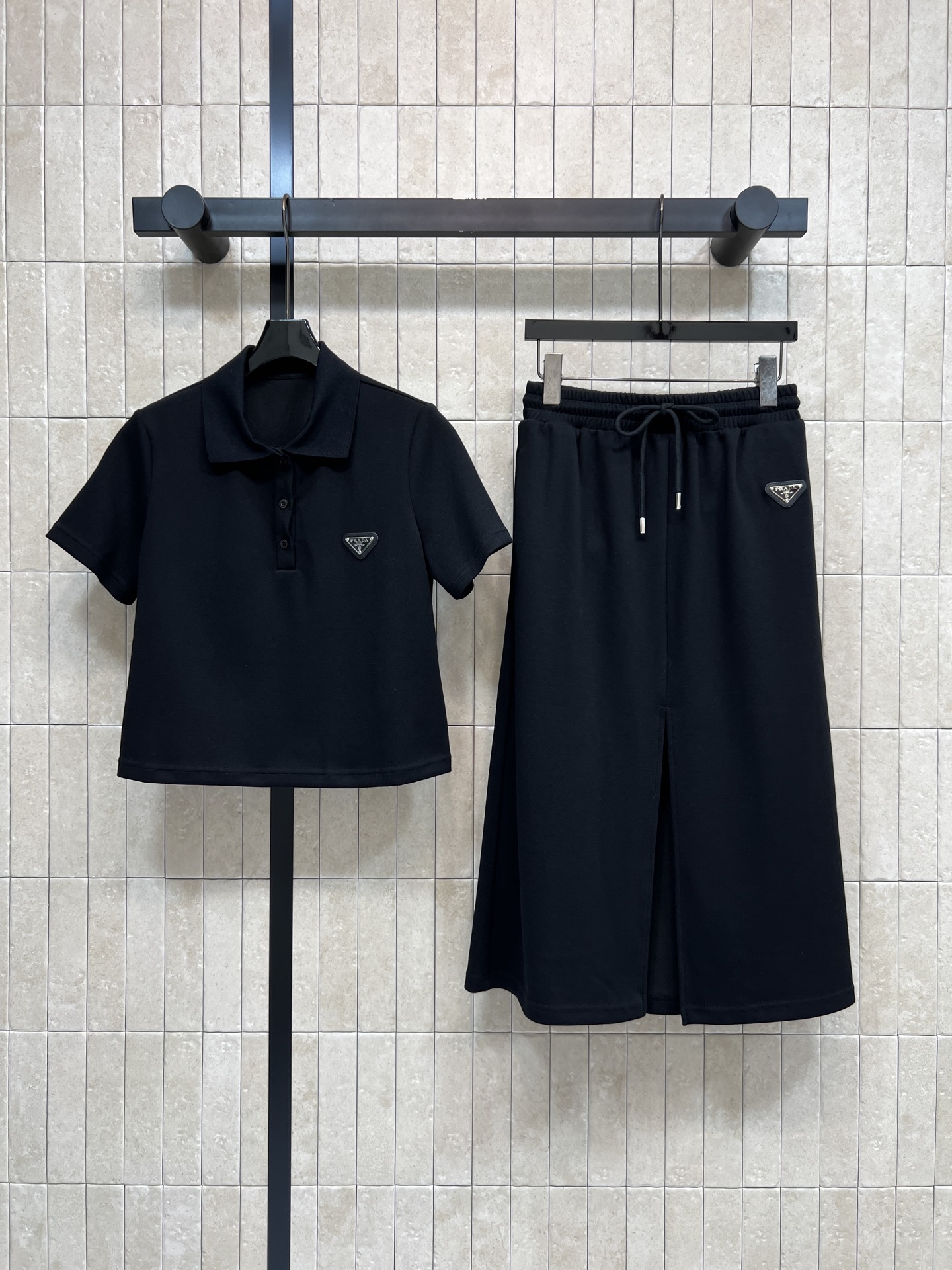 PD家 26夏季新款 三角标Polo套装 Polo领上衣短袖+抽绳半裙 棉质混纺面料 透气又舒适 胸前金