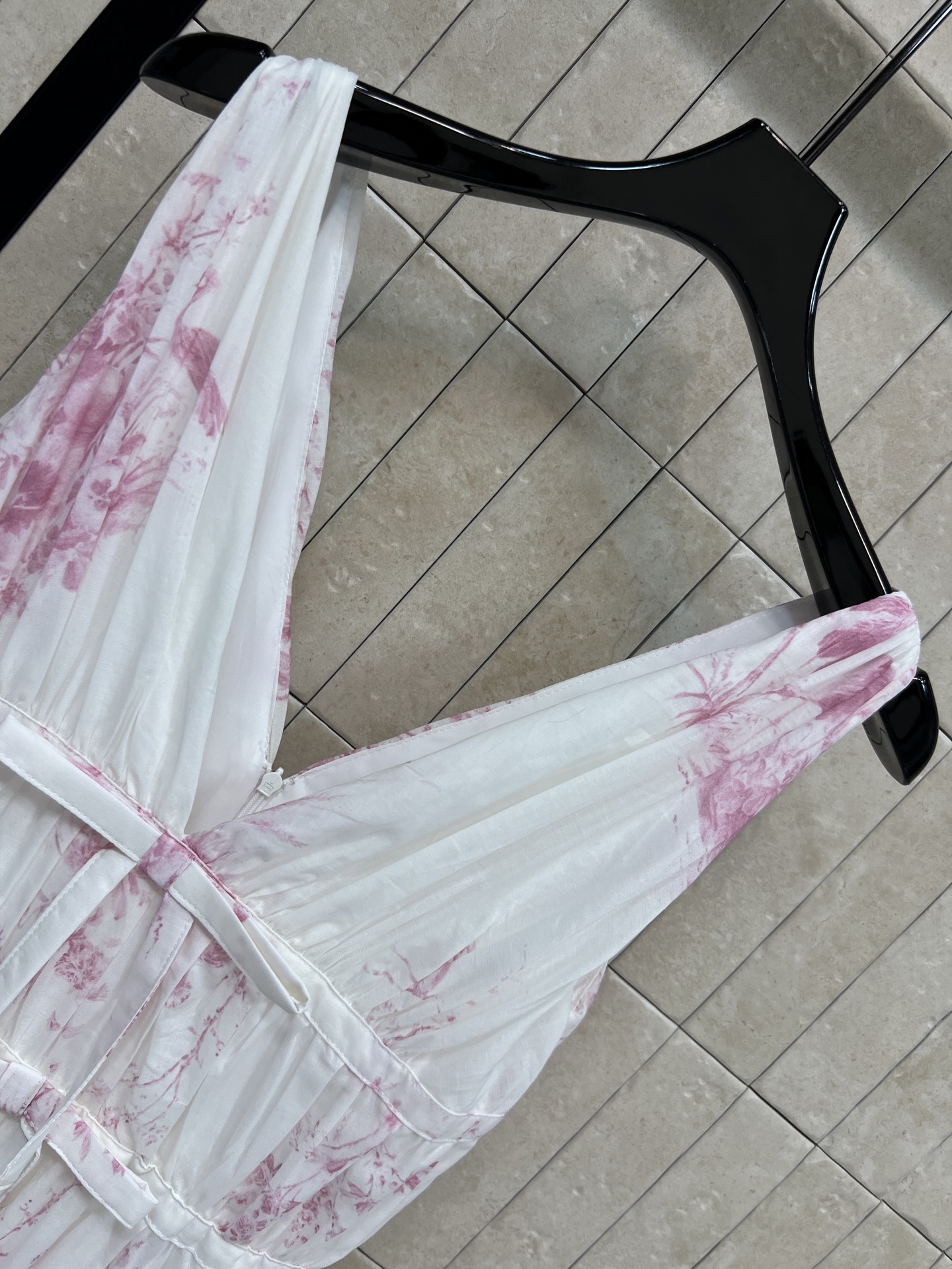 D家 26夏季新款 花卉印花连衣裙 深V领修饰脖颈线条 双蝴蝶结收腰设计精准掐出小蛮腰 抽褶腰节+大摆伞