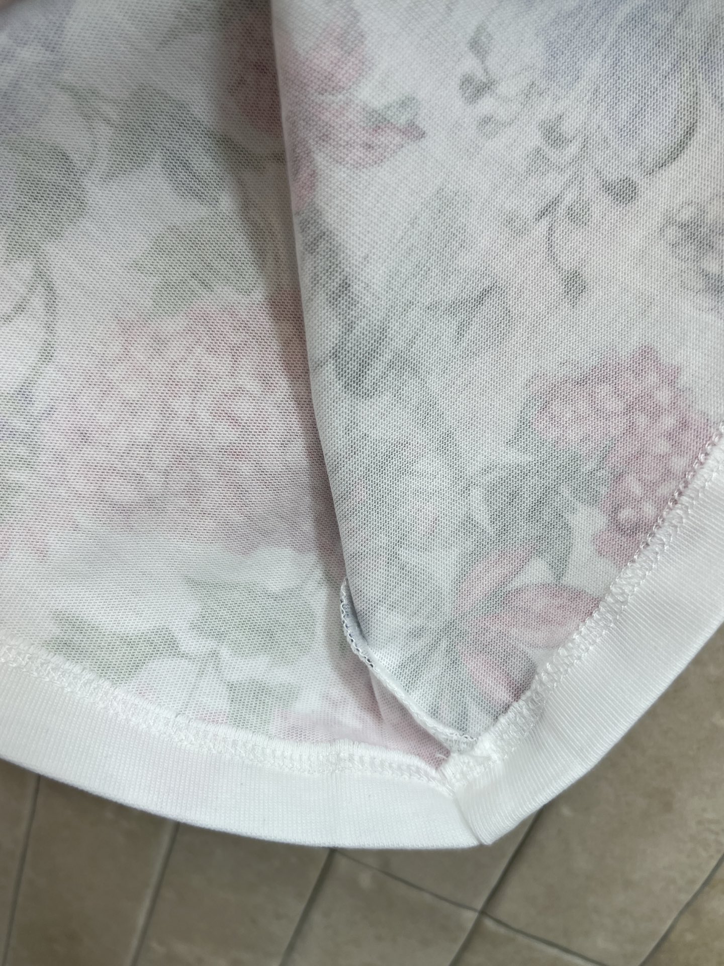 D家 26夏季新款 花卉印花短袖T恤 采用高品质纯棉面料 柔软舒适 下摆渐变花卉图案 简约圆领+合身短袖