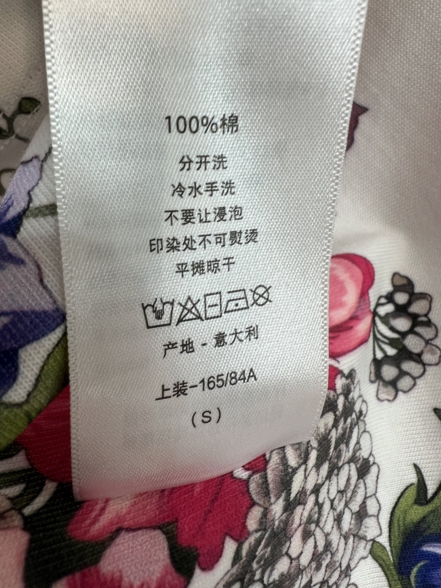 D家 26夏季新款 花卉印花短袖T恤 采用高品质纯棉面料 柔软舒适 下摆渐变花卉图案 简约圆领+合身短袖