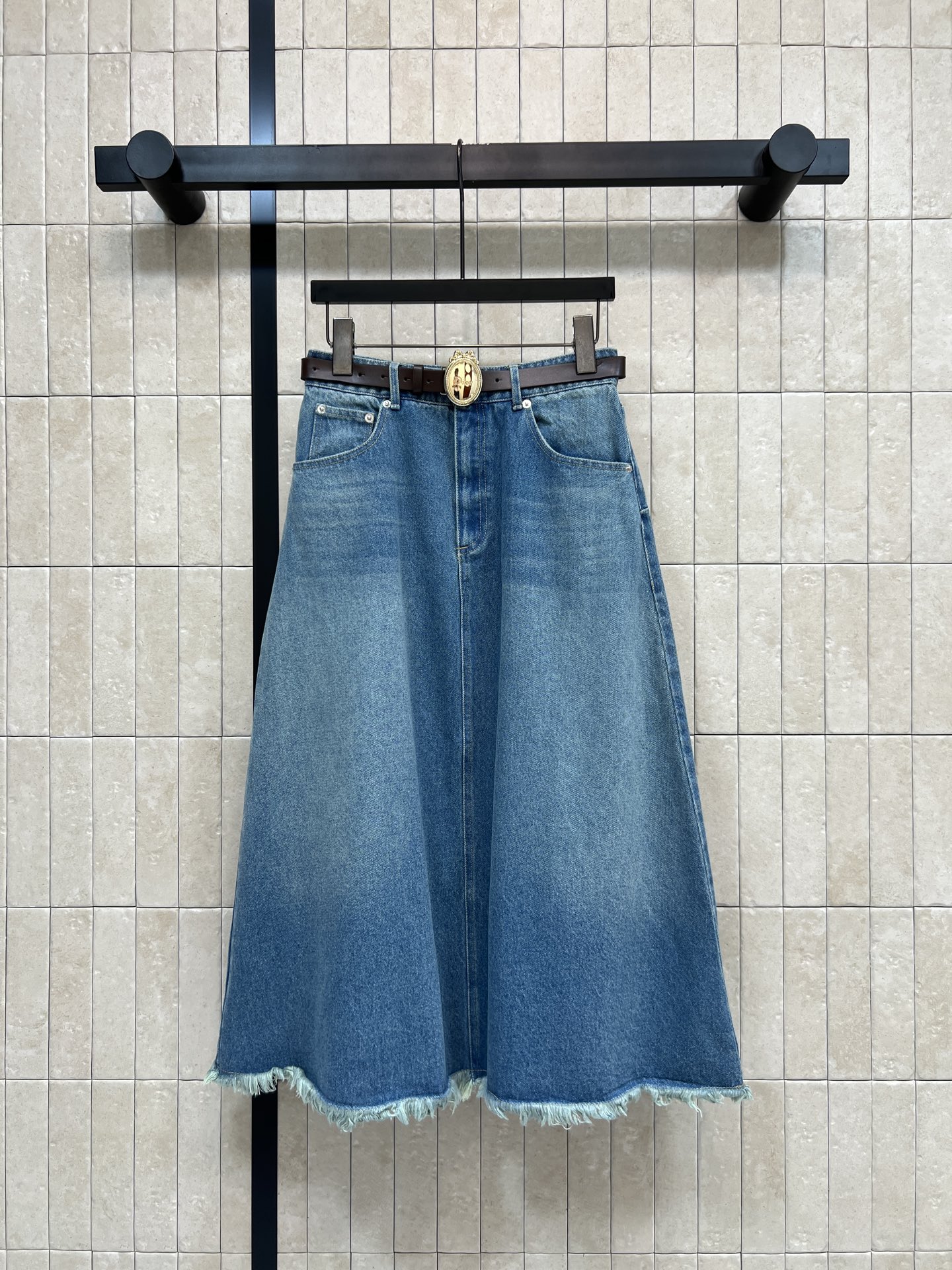 NO:884005,D Home 26 new summer styles High-waist raw edge denim skirt Washed cotton fabric High-waist design + raw edge details at the hem Retro and fashionable A-line version is super slim and covers the crotch and shows height. Matching belt can be freely adjusted for daily commuting, dating and leisure. Pair with white T or sweater. Simple and layered. Easily get Korean or French style. Four sizes in one color Size/S-M-L-XL,, dior, skirts,19860909D家 26夏季新款 高腰毛边牛仔半裙 水洗棉面料 高腰设计+下摆毛边细节 复古又时髦 A字版型超显瘦遮胯显高 搭配腰带 可自由调节日常通勤 约会 休闲都能轻松驾驭 搭配白T或针织衫 简约又有层次感 轻松get韩系or法式风 一色四码Size/S-M-L-XL,,dior,skirts,,Women's clothing