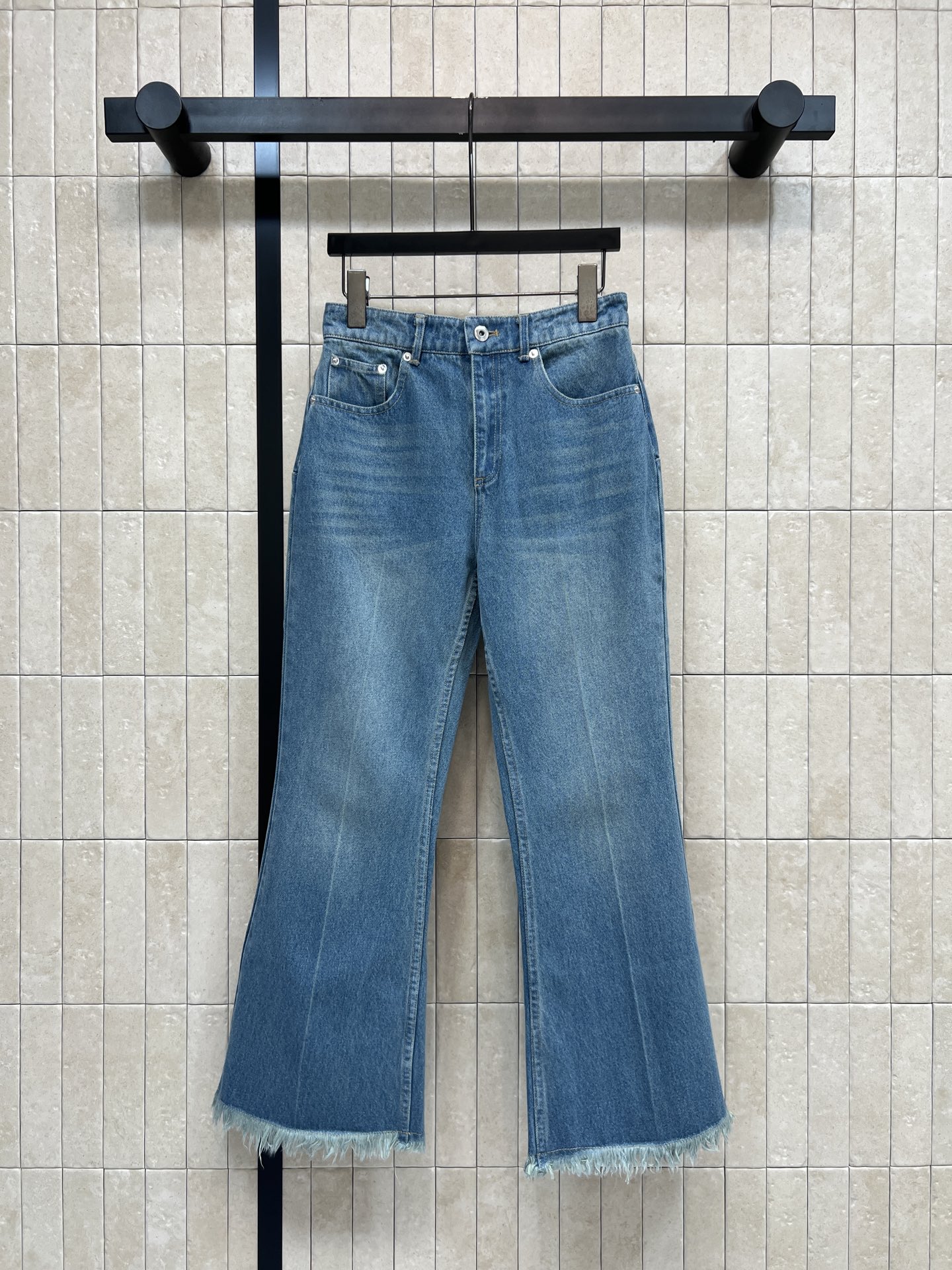 NO:884017,D's 26 new summer style raw edge bootcut jeans, washed cotton fabric, high waist, bootcut cut to raise the waistline, modified leg shape for extra points, raw edge details on the trouser legs are casual, lazy and have a sense of design. Comfortable and slim to wear, sweaters and boots can be easily matched for commuting and leisure. Suitable for daily commuting, leisure and travel. Four sizes in one color, Size/S-M-L-XL,, dior, boots, jeans,19860909D家 26夏季新款 毛边微喇牛仔裤 水洗棉面料 高腰微喇剪裁拉高腰线 修饰腿型超加分 裤脚毛边细节随性慵懒很有设计感 穿着舒适又显瘦 针织衫 短靴都能轻松搭配 通勤休闲都OK 日常通勤 休闲 出游都很合适 一色四码Size/S-M-L-XL,,dior,boots,jeans,,Women's clothing