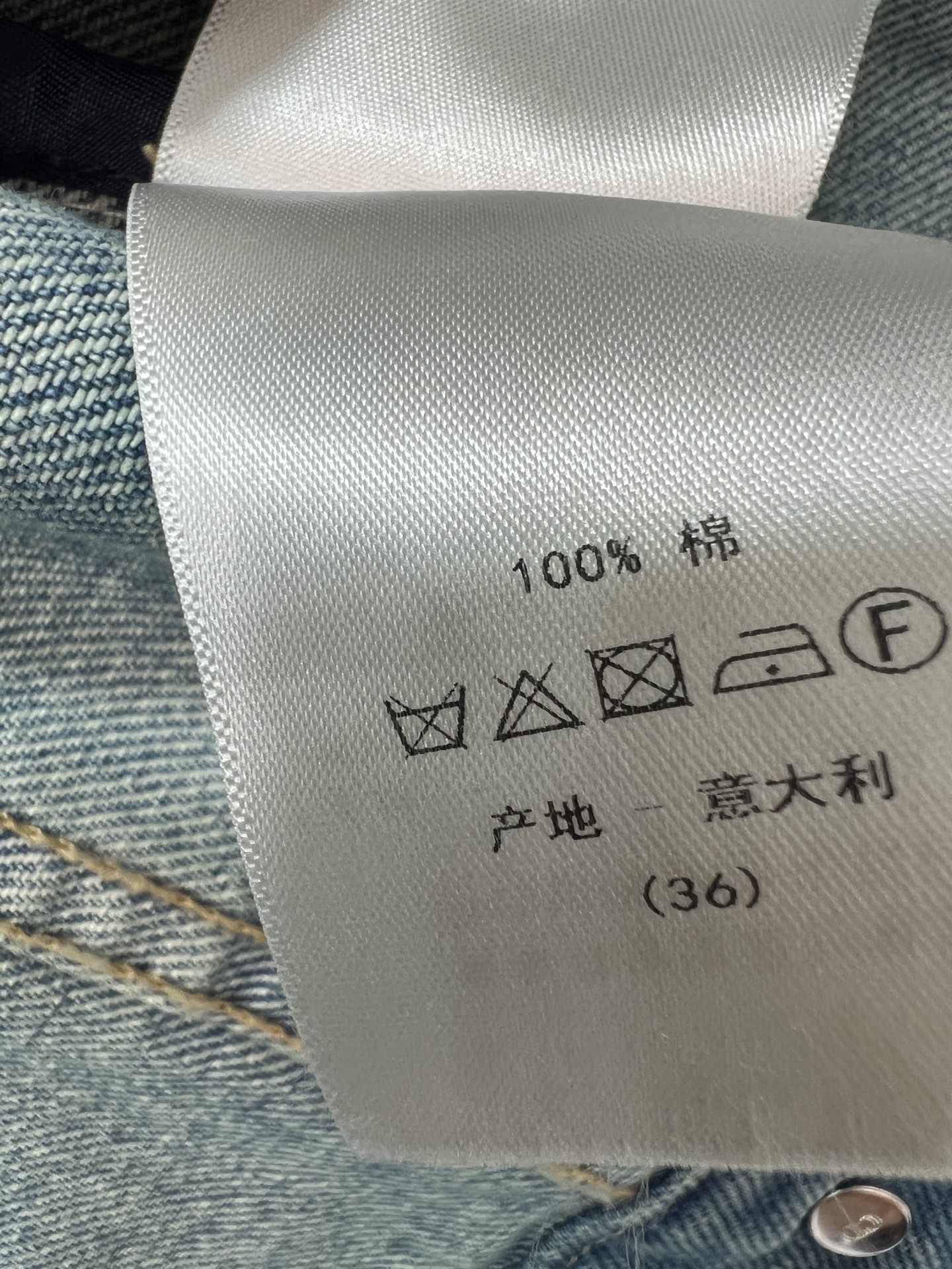 D家 26夏季新款 复古牛仔短款外套 采用水洗棉面料 透气舒适不闷身 领口立体花设计点缀 细节精致 对称