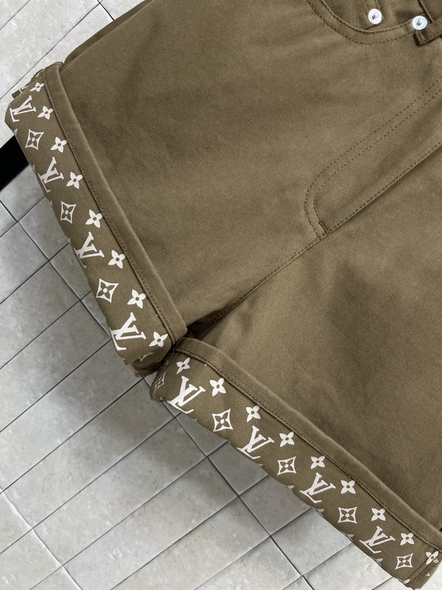 L家 26夏季新款 高腰牛仔短裤 挺括棉质面料 裤脚翻折老花纹样细节精致细节 A字阔腿版型上身利落遮胯藏