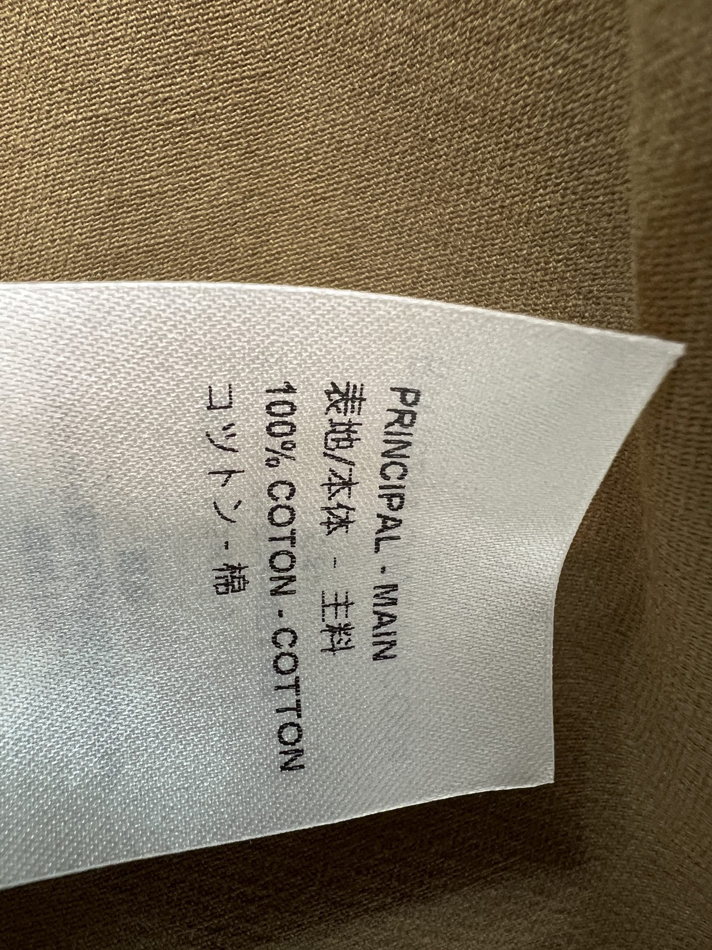 L家 26夏季新款 收腰吊带背心 挺括棉质面料塑造利落版型 经典老花纹样沿领口 门襟精致排布 弧形下摆修
