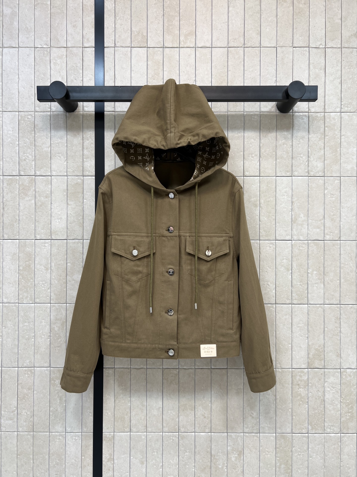 NO:886919,L's 26 new summer style hooded denim jacket, crisp cotton fabric, short and neat fit, high waistline to optimize proportions, presbyopia printed all over the hood for a layered feel, leather brand embellishment on the hem, full of exquisite details, suitable for daily commuting and going out on the street, can be easily managed in casual wear, paired with jeans or overalls, casual and stylish, four sizes in one color, Size/S-M-L-XL,, louis vuitton, jeans, jackets & coats, hats,19860909L家 26夏季新款 连帽牛仔外套 挺括棉质面料 短款利落版型 拉高腰线优化比例 帽内满印老花层次感十足 下摆皮牌点缀 精致细节感满满 日常通勤 出街都很合适休闲都能轻松驾驭 搭配牛仔裤或工装裤 随性又有型 一色四码Size/S-M-L-XL,,louis vuitton,jeans,jackets & coats,hats,,Women's clothing