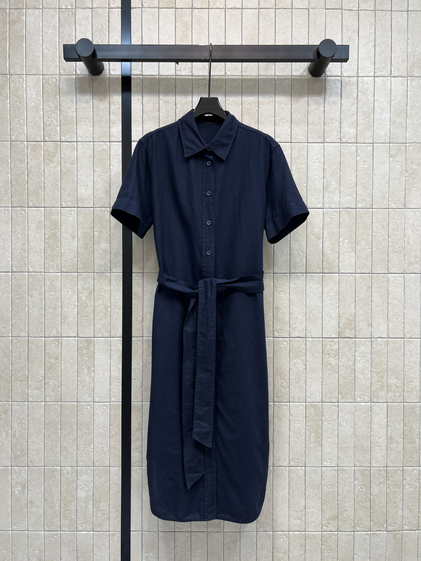 NO:886813,pol's 26 new summer model, navy blue linen shirt skirt, made of natural linen material, breathable and moisture-absorbent, short-sleeved lapel design, simple and elegant, adjustable waist tie, easily outlines the waistline, slimming and body-modifying, can be worn for commuting, daily use and vacation, navy blue is low-key and white, linen has a matte texture, three sizes in one color, Size/S-M-L,, louis vuitton, skirts, shirts, T-shirt,19860909pol家 26夏季新款 藏青色亚麻衬衫裙 采用天然亚麻材质 透气又吸湿 短袖翻领设计 简约大方 腰间系带可调节 轻松勾勒腰线 显瘦又修饰身材 通勤 日常 度假都能穿 藏青色低调显白 亚麻自带哑光质感 一色三码Size/S-M-L,,louis vuitton,skirts,shirts,T-shirt,,Women's clothing