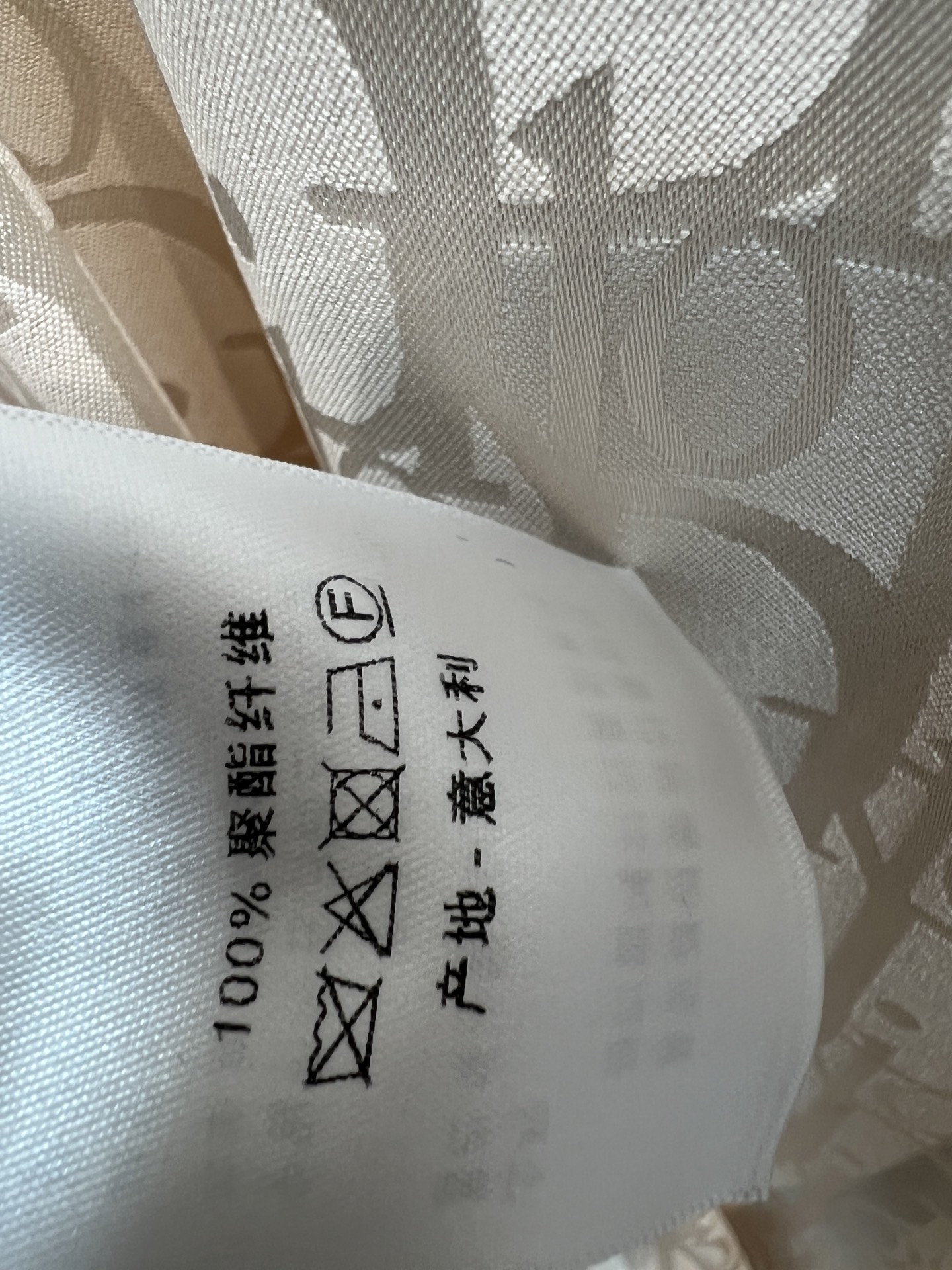 D家 26夏季新款 提花收腰连衣裙 面料垂顺感十足 小立领+五分翻折袖 前排排扣设计 腰带可自由调节 优