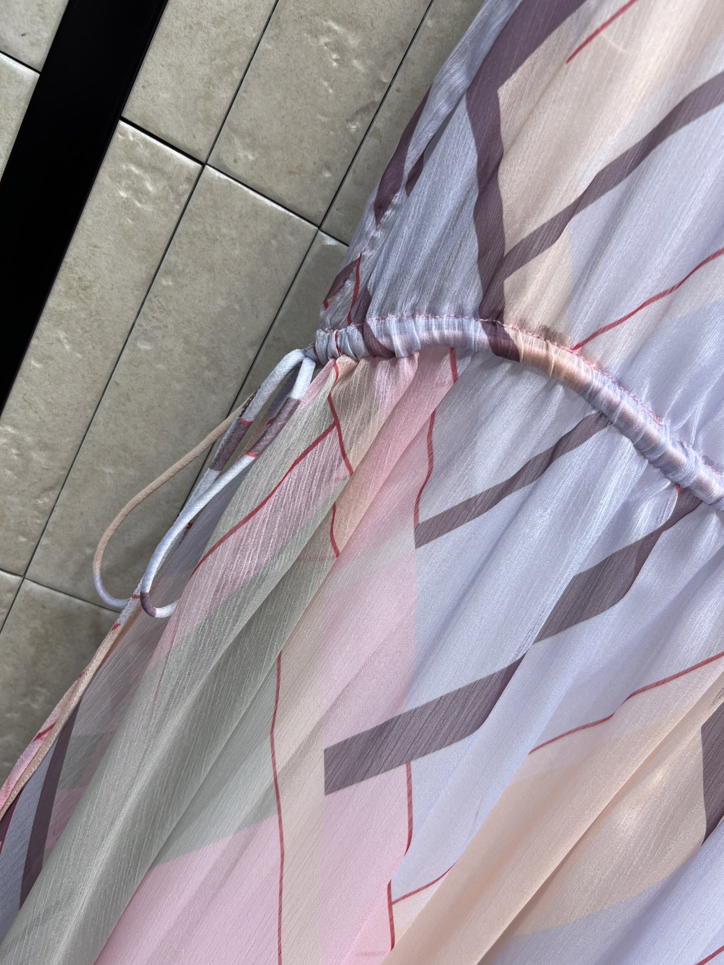 FD家 26夏季新款 晕染印花长裙 面料轻盈通透 粉紫撞色几何条纹温柔又梦幻 木耳边立领 白色吊带内衬不
