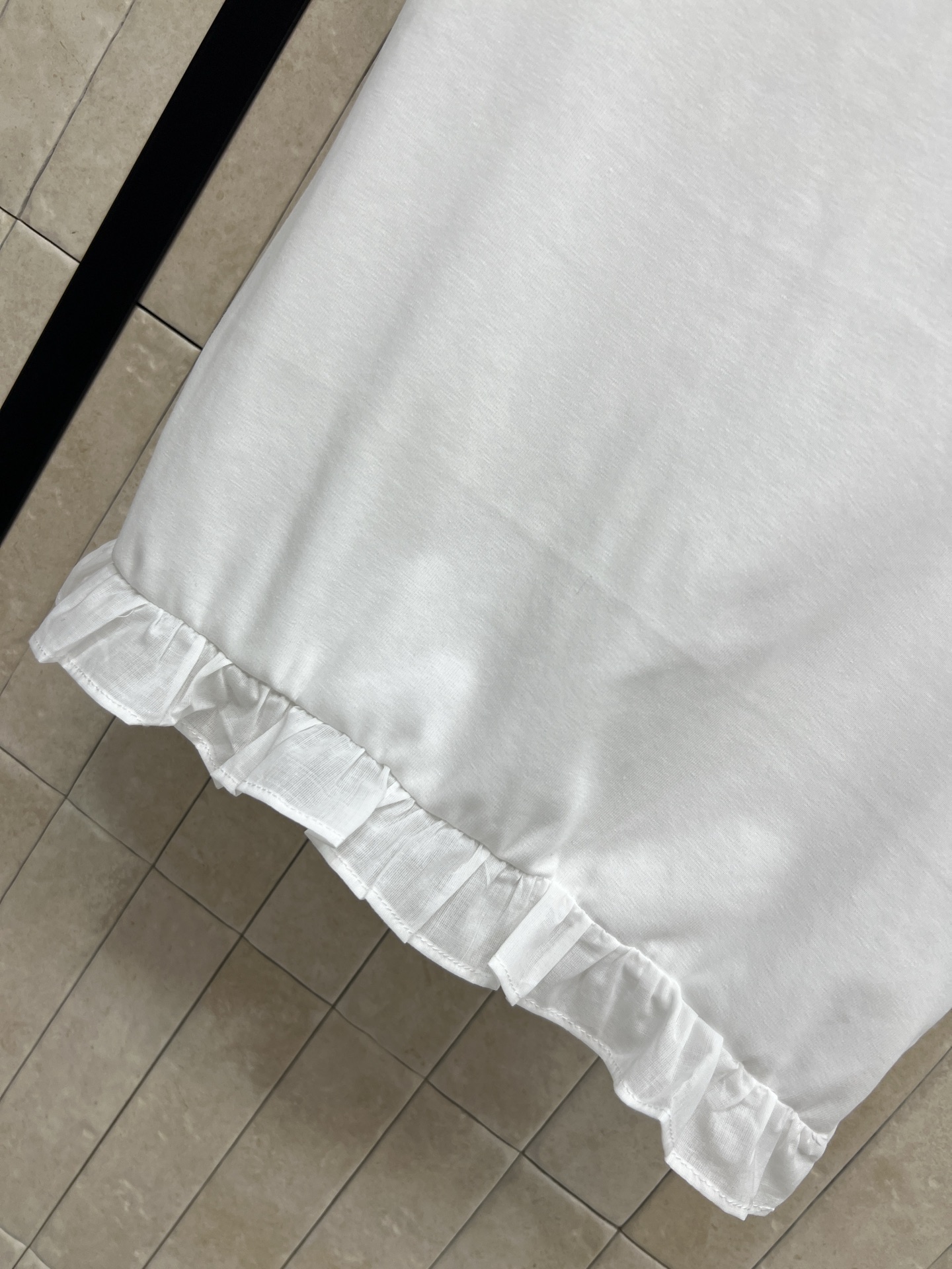 L家 26夏季新款 荷叶边无袖背心  简约圆领设计 柔软棉质面料 亲肤又透气 下摆荷叶边点缀甜美又显瘦 