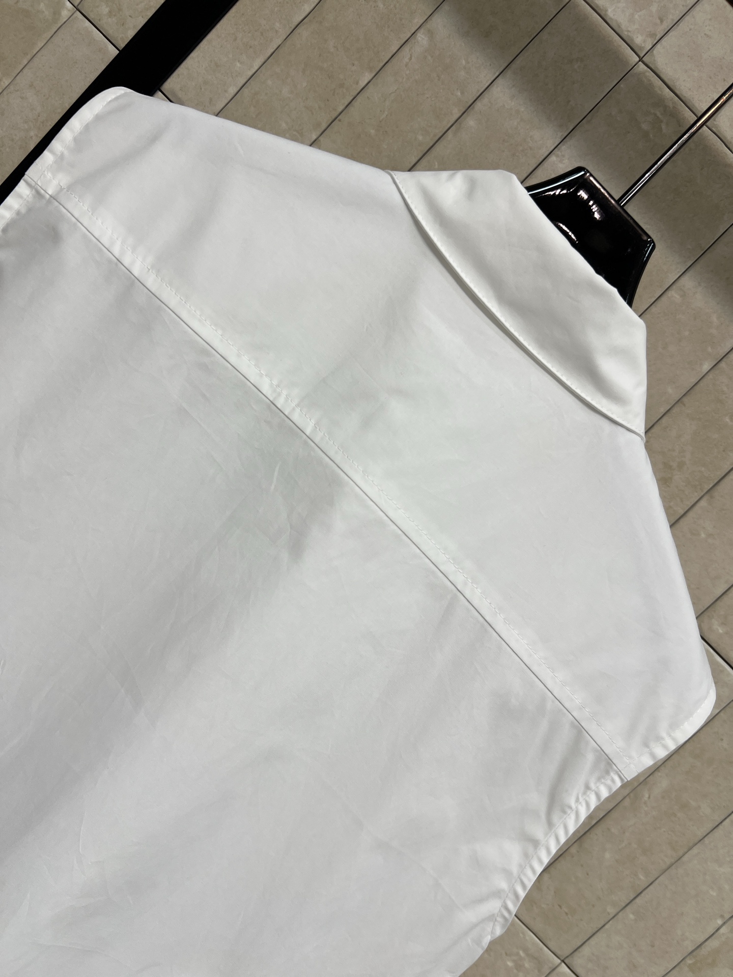 L家 26夏季新款 白色蝴蝶结无袖衬衣 经典衬衫领+胸前蝴蝶结 优雅又有辨识度 高品质棉质面料柔软透气 