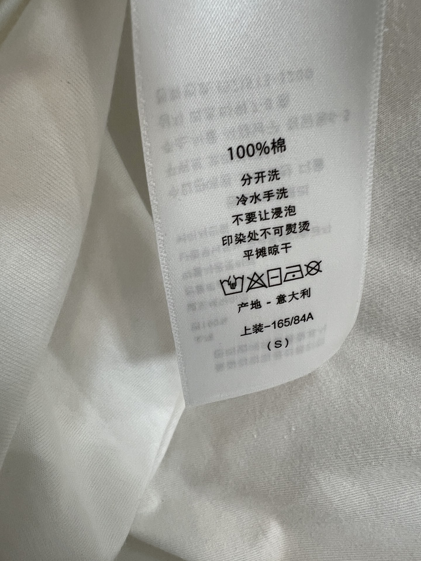 D家 26夏季新款 白色短袖T恤  采用高品质棉质面料 柔软舒适 宽松剪裁超显气质 胸前多色花卉刺绣+l