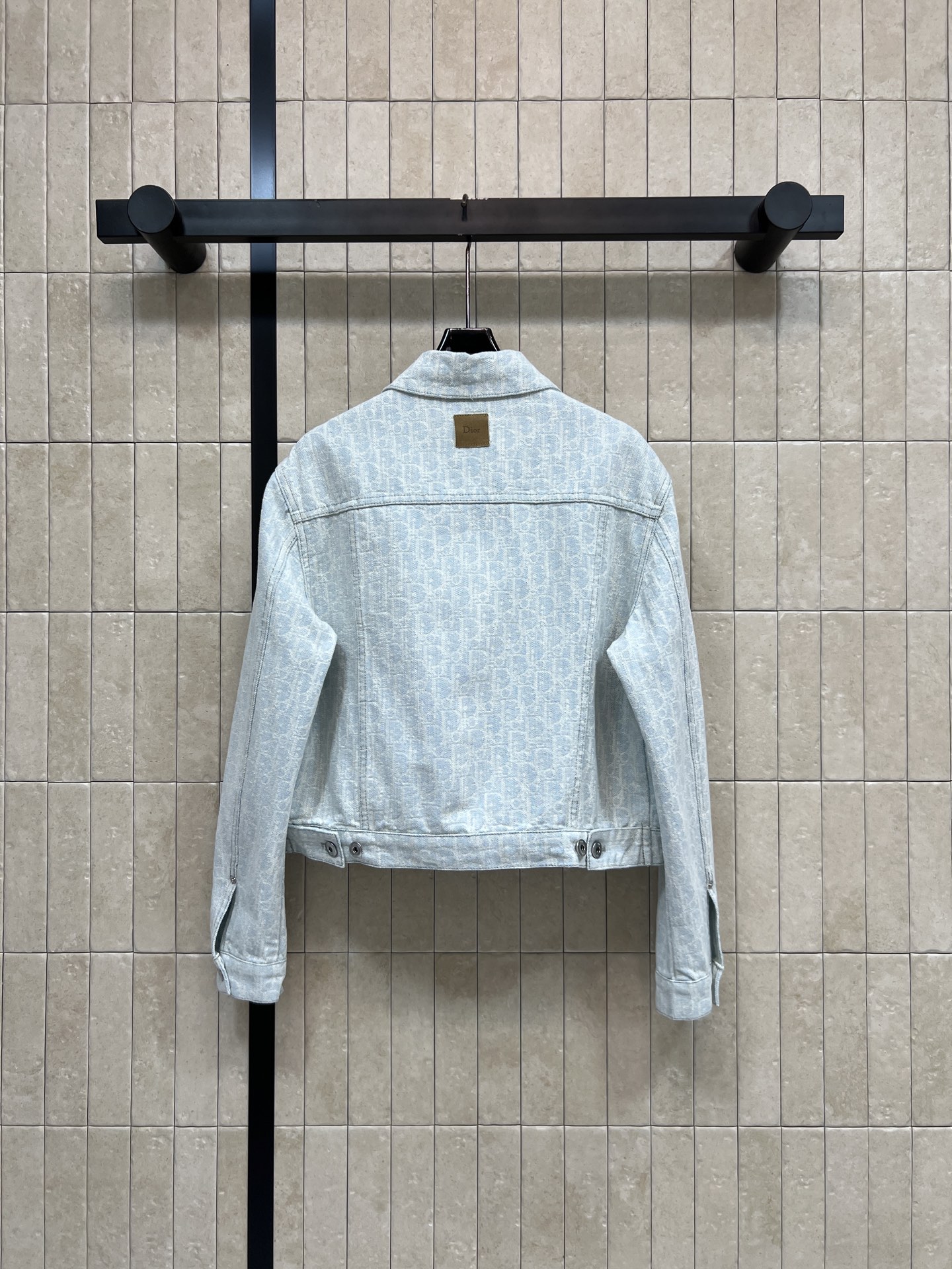D家 26夏季新款 提花短款牛仔外套 采用水洗牛仔棉面料 通体暗纹满印低调 辨识度超高 经典翻领 双口袋
