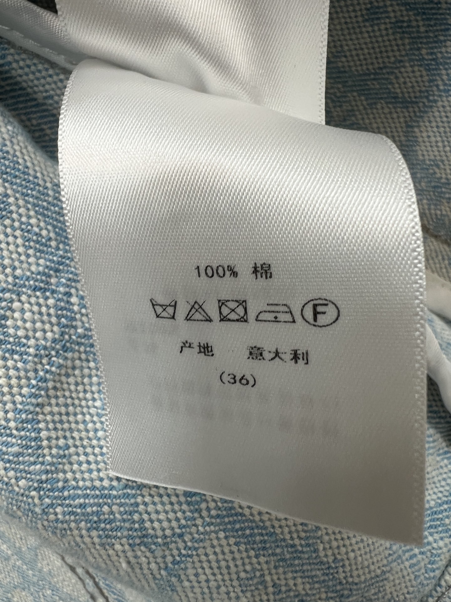 D家 26夏季新款 提花短款牛仔外套 采用水洗牛仔棉面料 通体暗纹满印低调 辨识度超高 经典翻领 双口袋