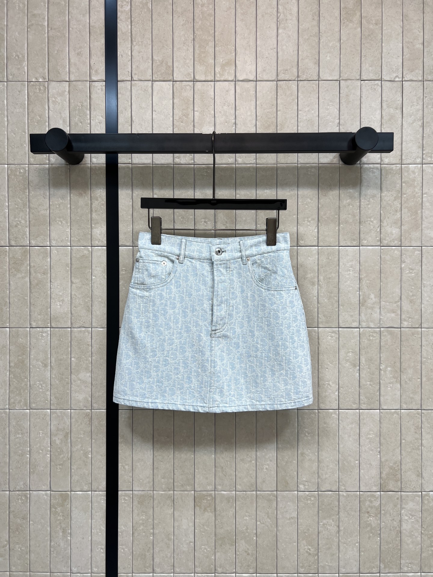 NO:889010,D Home’s 26 new summer style jacquard denim skirt. Made of washed denim cotton fabric. The whole body is printed with dark patterns and is low-key. Highly recognizable. High-waisted A-line version to raise the waistline. Wide hips and thick legs can be modified. Button placket design. Easy to put on and take off. It is OK to match with T-shirt, shirt or sweater. It can be easily controlled for casual commuting.  One color, four sizes, Size/S-M-L-XL,,dior,skirts,shirts,tees,t-shirt,19860909D家 26夏季新款 提花牛仔短裙 采用水洗牛仔棉面料 通体暗纹满印低调 辨识度超高 高腰A字版型 拉高腰线 胯宽腿粗都能修饰 门襟纽扣设计 穿脱方便 搭配T恤 衬衫或针织衫都很OK 休闲通勤都能轻松驾驭 一色四码Size/S-M-L-XL,,dior,skirts,shirts,tees，t-shirt,,Women's clothing