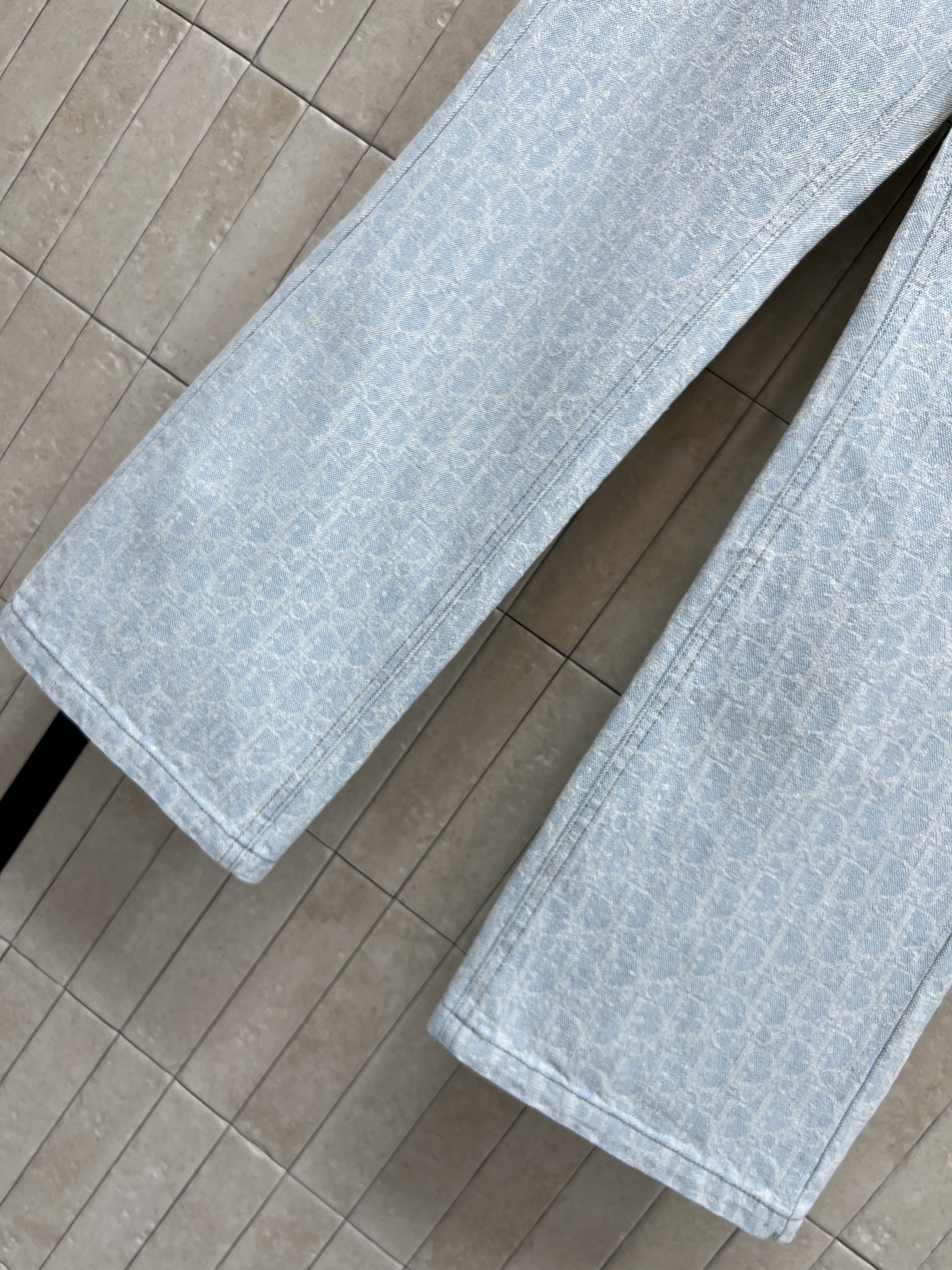 D家 26夏季新款 提花高腰牛仔裤 采用水洗牛仔棉面料 垂直感好 通体暗纹满印低调 辨识度超高 高腰+宽
