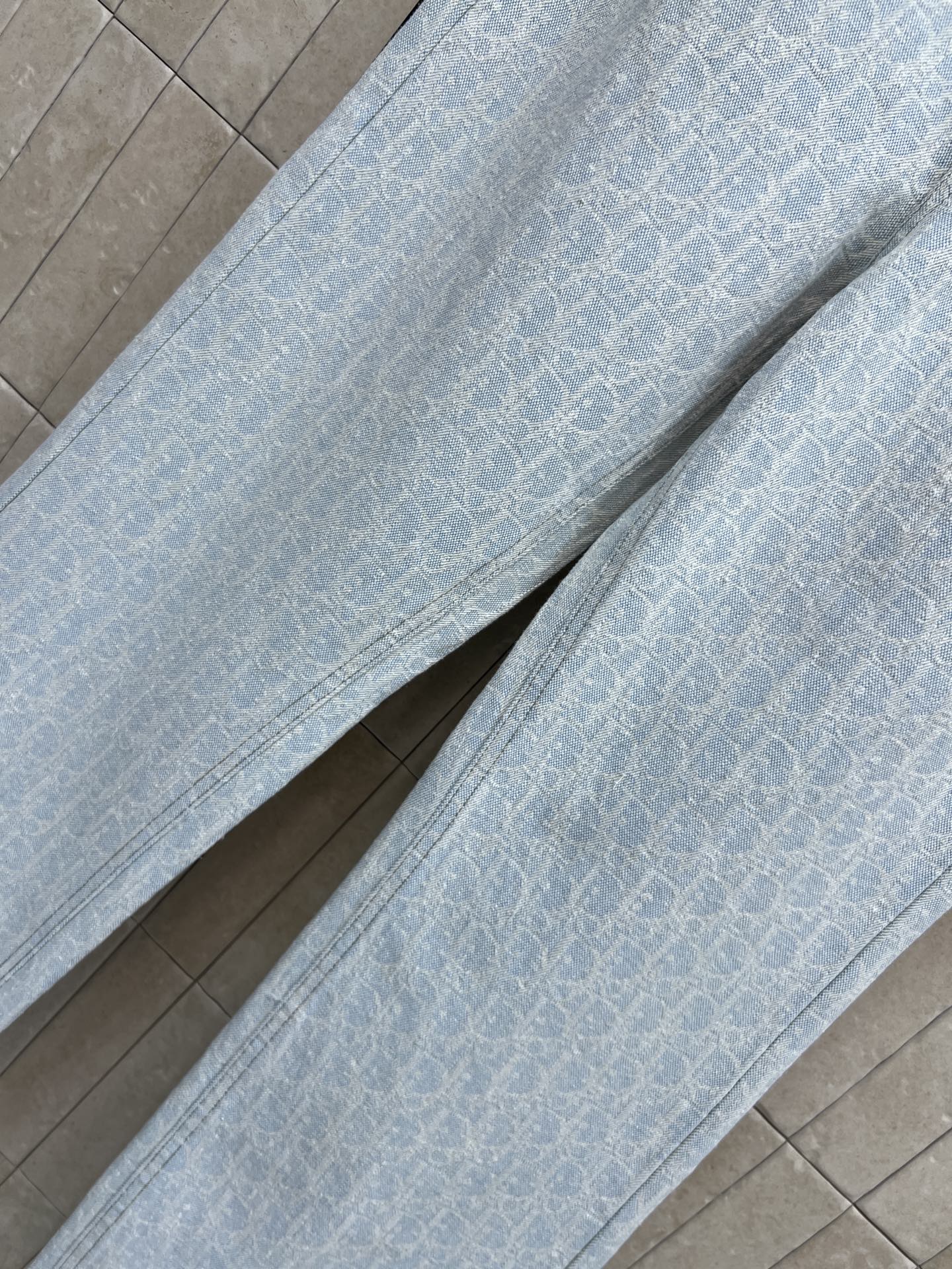 D家 26夏季新款 提花高腰牛仔裤 采用水洗牛仔棉面料 垂直感好 通体暗纹满印低调 辨识度超高 高腰+宽