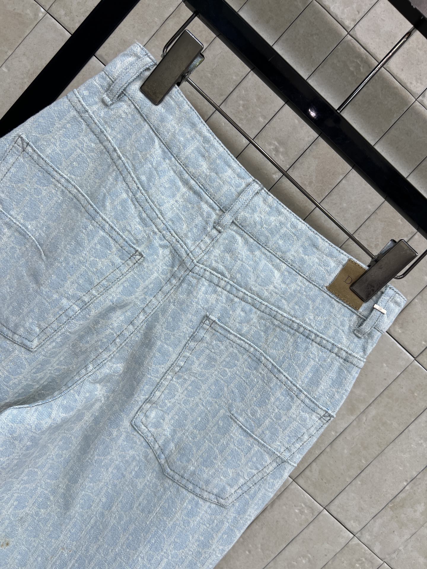 D家 26夏季新款 提花高腰牛仔裤 采用水洗牛仔棉面料 垂直感好 通体暗纹满印低调 辨识度超高 高腰+宽