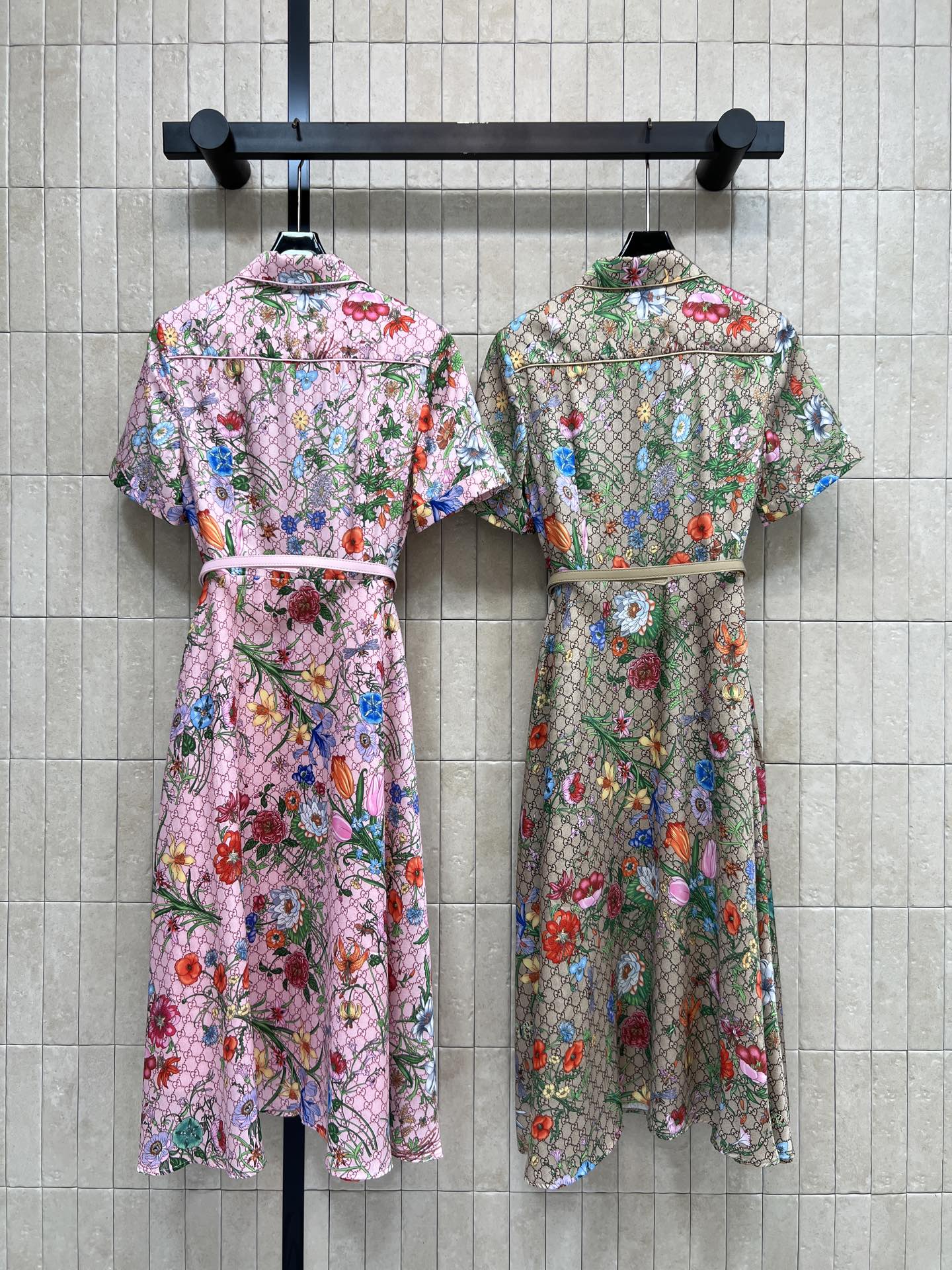 G家 26夏季新款 花卉印花连衣裙 经典GG底纹+缤纷花卉撞色印花 翻领衬衫款式 同色系腰带收腰 版型显