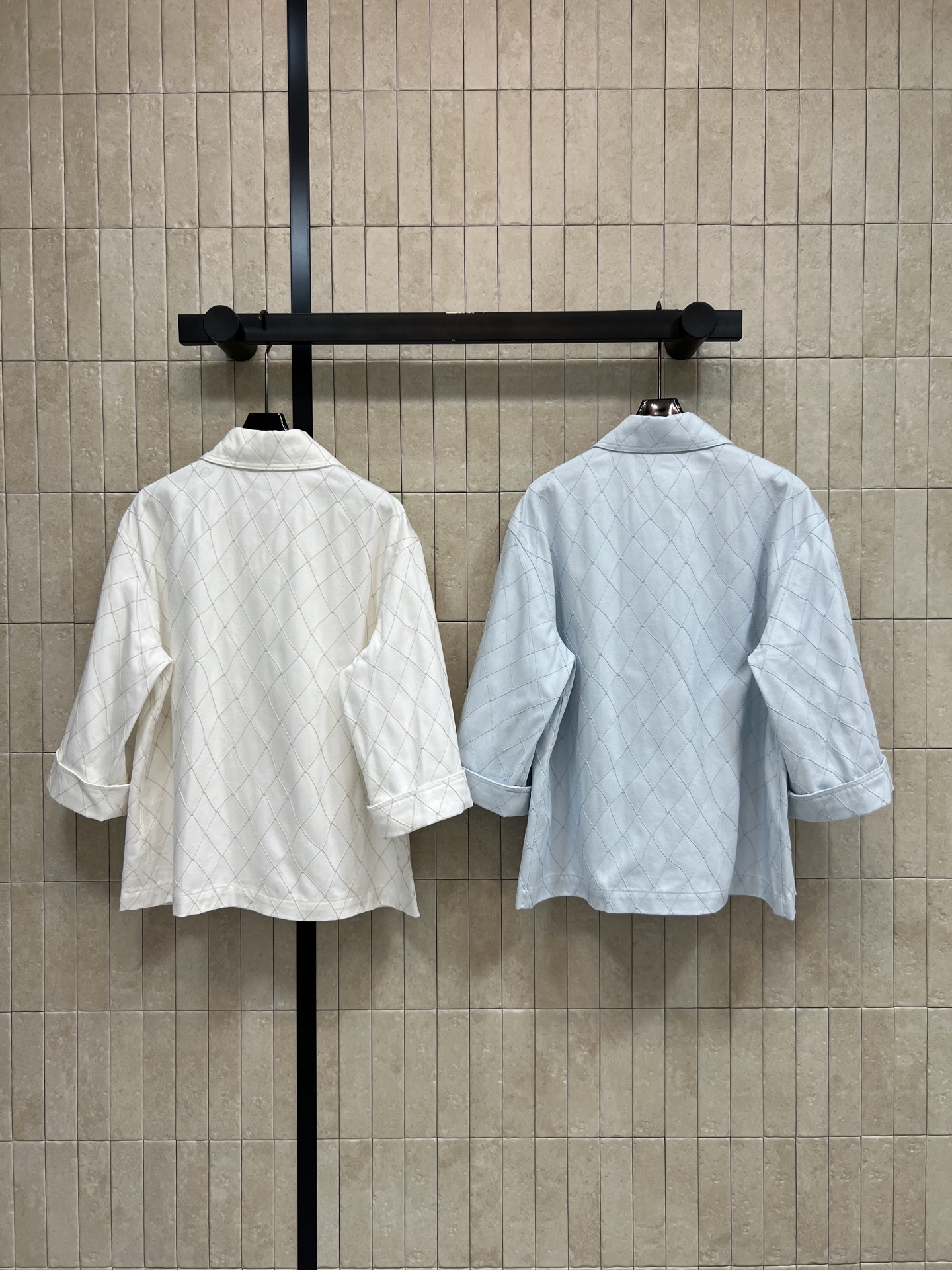 C家 26夏季新款 菱格纹牛仔外套 采用牛仔棉质面料 利落翻领+七分袖剪裁 立体菱格走线 自带肌理层次 