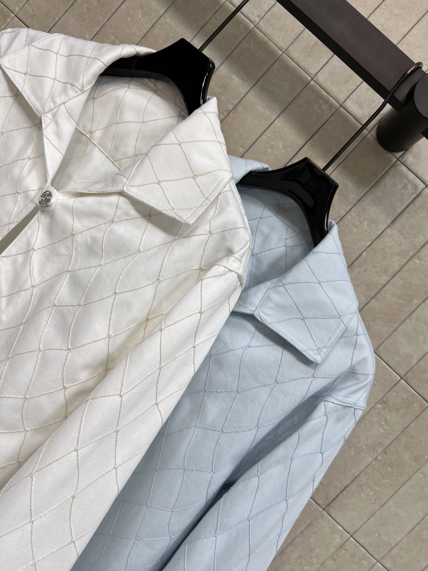C家 26夏季新款 菱格纹牛仔衬衫 采用牛仔棉质面料 小翻领+单颗装饰扣设计 简约不失设计感  立体菱格