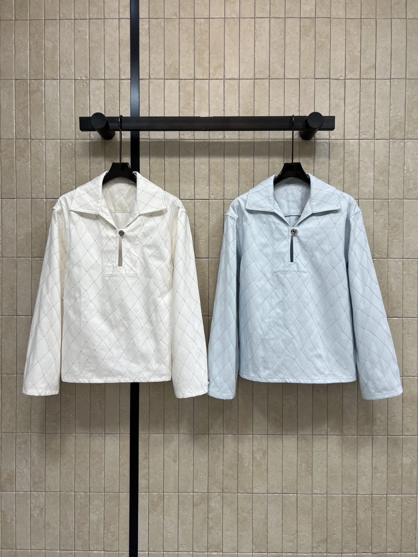 C家 26夏季新款 菱格纹牛仔衬衫 采用牛仔棉质面料 小翻领+单颗装饰扣设计 简约不失设计感  立体菱格