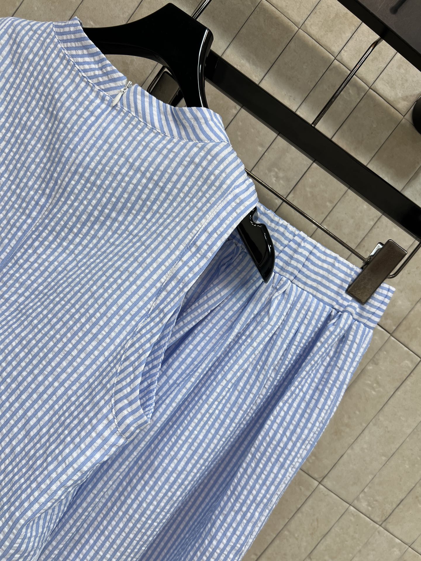 MIU家 26夏季新款 蓝白格纹套装 无袖短款上衣+高腰半裙 上衣后领拉链穿脱便捷 镂空织带精致点缀 层