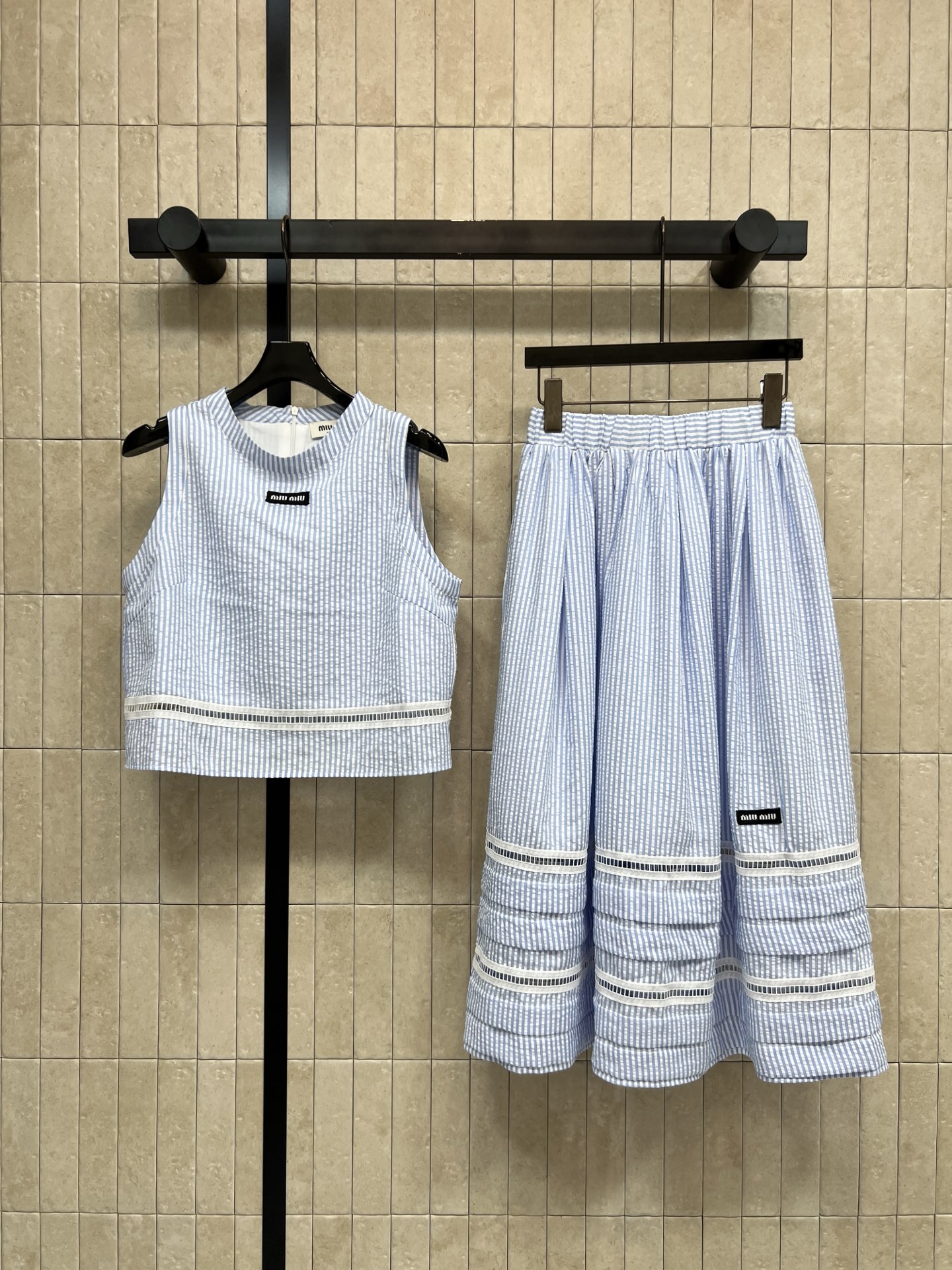 NO:889786,MIU Home 26 new summer style blue and white plaid suit Sleeveless short top + high-waisted skirt The zipper on the back of the top is easy to put on and take off The hollow webbing is exquisitely embellished Full of layering Elastic waist and large-swing skirt are draped smartly Simple logo labeling is low-key The whole upper body is gentle and age-reducing Worry-free matching Super healing for daily wear on vacation Three sizes in one color Size/S-M-L,,miumiu,skirts,19860909MIU家 26夏季新款 蓝白格纹套装 无袖短款上衣+高腰半裙 上衣后领拉链穿脱便捷 镂空织带精致点缀 层次感满满 松紧腰大摆半身裙垂坠灵动 简约logo贴标低调 整套上身温柔减龄 省心搭配 度假日常穿都超治愈 一色三码Size/S-M-L,,miumiu,skirts,,Women's clothing