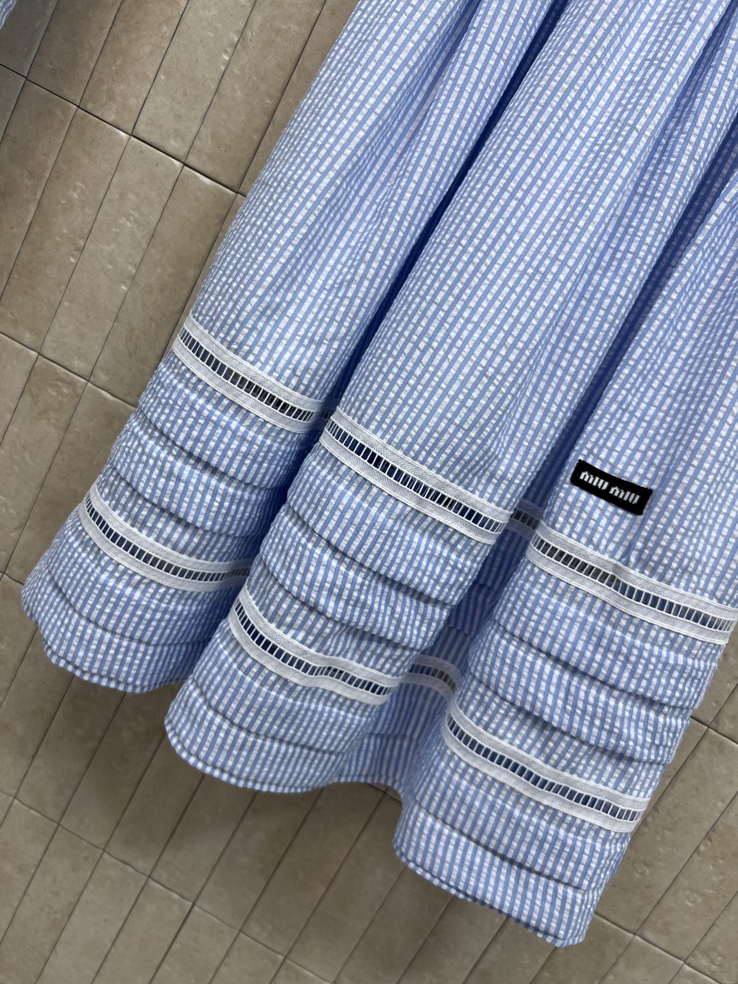 MIU家 26夏季新款 蓝白格纹套装 无袖短款上衣+高腰半裙 上衣后领拉链穿脱便捷 镂空织带精致点缀 层