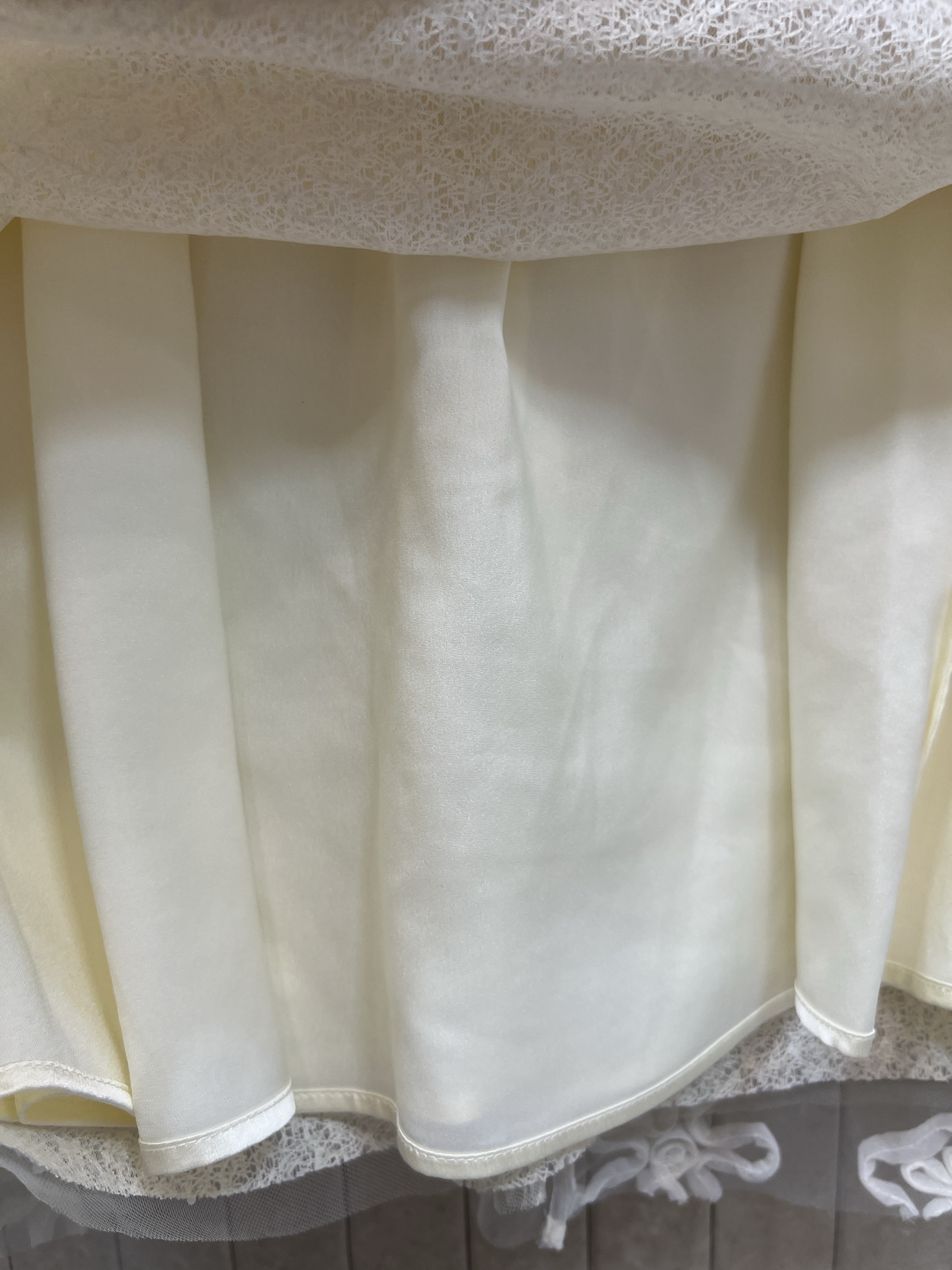 26夏季新款 奶油白蕾丝连衣裙 采用立体水溶蕾丝+刺绣花朵 触感柔软 法式温柔风满满 无袖圆领+A字裙摆