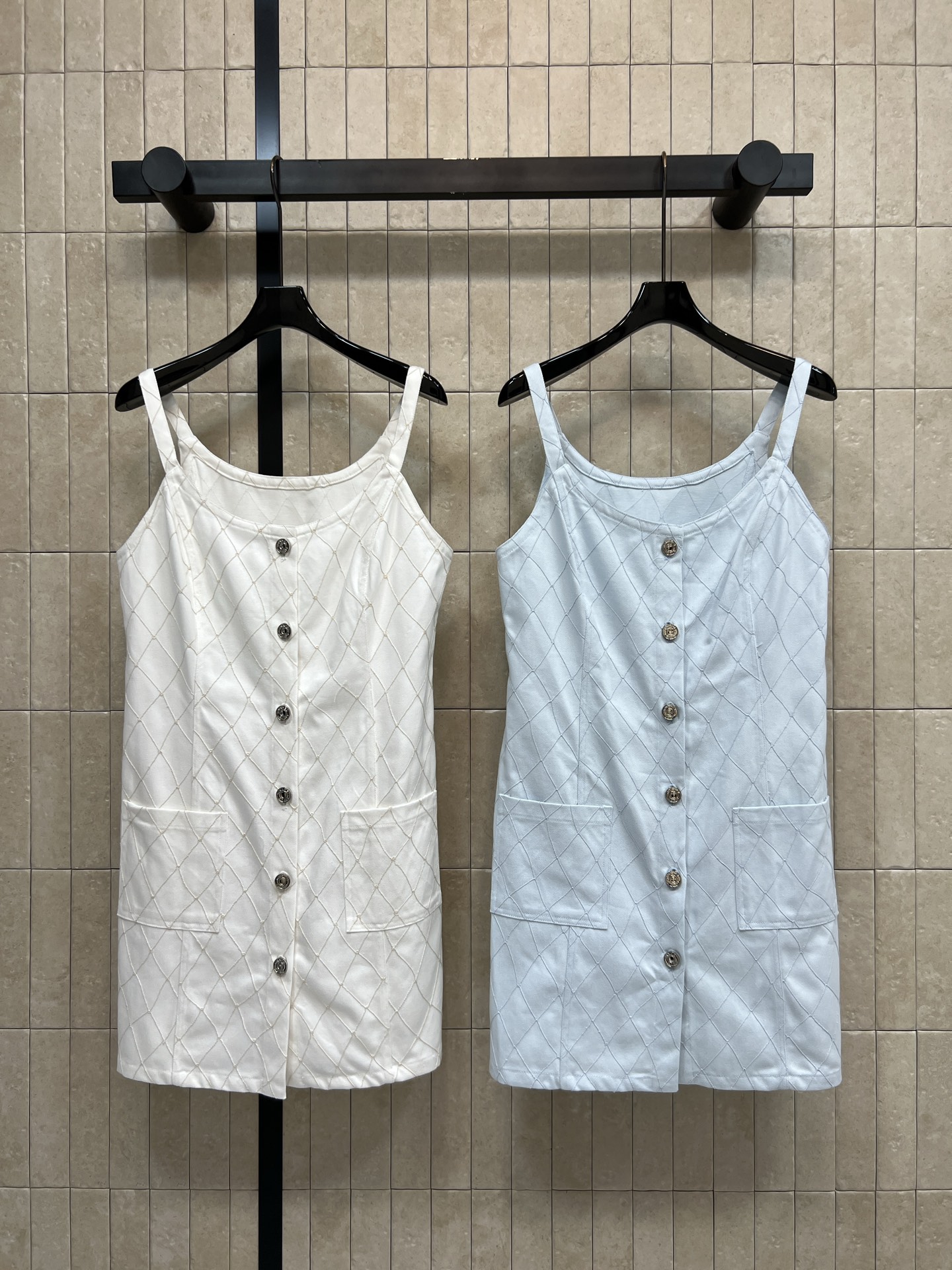 C家 26夏季新款 菱格纹吊带裙 采用牛仔棉质面料 经典菱格纹+金属纽扣 细节满分 修身剪裁 吊带设计 