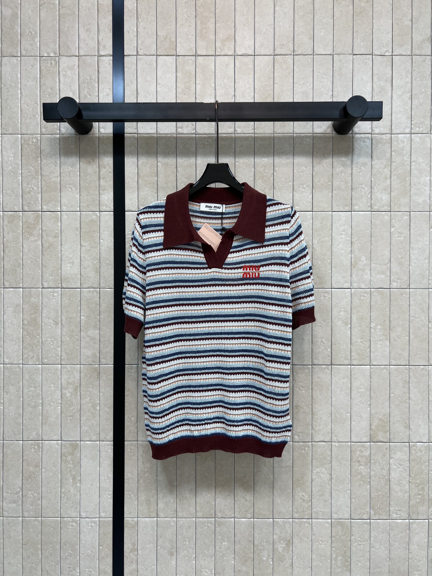 NO:889824,MIU home 26 new summer style striped knitted short-sleeved T-shirt, classic round neck design, burgundy hemming + layered color strips, full of retro college style, soft and breathable knitted fabric, super comfortable to wear in summer, red logo embroidery details on the chest, exquisite feeling, loose fit and strong tolerance, looks great with jeans or skirts, can be easily used for commuting and leisure  One color and three sizes Size/S-M-L,,miumiu,skirts,jeans,T-shirt,tees,t-shirt,19860909MIU家 26夏季新款 条纹针织短袖T恤 经典圆领设计 酒红包边+层次彩条 复古学院风满满 针织面料柔软透气 夏天穿超舒服 胸前红色logo刺绣细节 精致感up 宽松版型包容性强 搭牛仔裤或半裙都很出彩 通勤休闲都能轻松驾驭 一色三码Size/S-M-L,,miumiu,skirts,jeans,T-shirt,tees，t-shirt,,Women's clothing