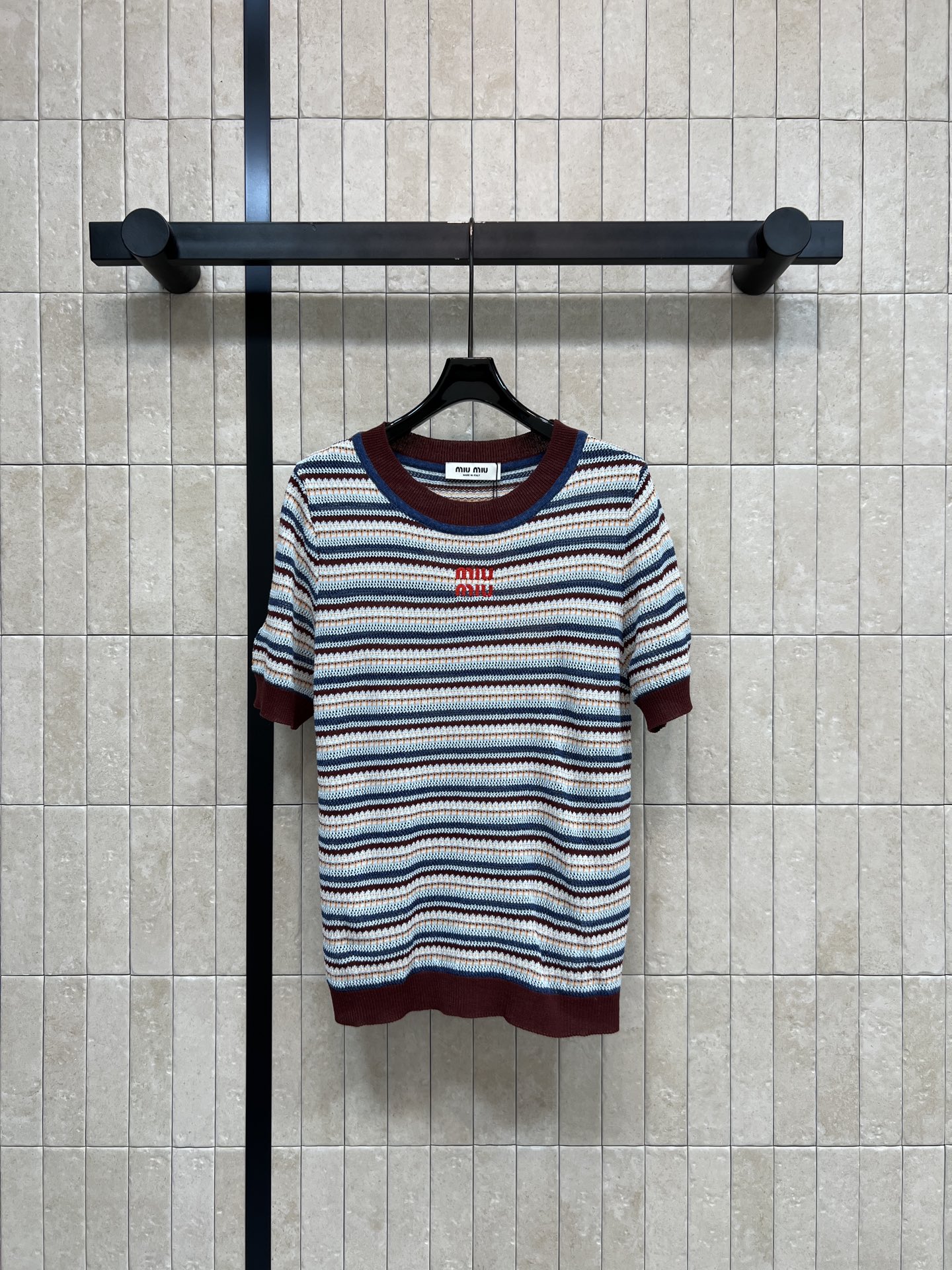 NO:889829,MIU Home 26 new summer style striped knitted Polo top with V-shaped lapel design, burgundy hemming + layered color strips, full of retro college style, soft and breathable knitted fabric, super comfortable to wear in summer, red logo embroidery details on the chest, exquisite sense, loose fit and strong tolerance, looks great with jeans or skirts, can be easily used for commuting and leisure, three sizes in one color, Size/S-M-L,,miumiu,skirts,jeans,19860909MIU家 26夏季新款 条纹针织Polo上衣 V型翻领设计 酒红包边+层次彩条 复古学院风满满 针织面料柔软透气 夏天穿超舒服 胸前红色logo刺绣细节 精致感up 宽松版型包容性强 搭牛仔裤或半裙都很出彩 通勤休闲都能轻松驾驭 一色三码Size/S-M-L,,miumiu,skirts,jeans,,Women's clothing