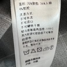 26夏季新款 灰色格纹套装 无袖V领上衣+高腰短裤 V领收腰马甲 金扣精致利落 内衬顺滑 掐出优越腰线 高腰压褶短裤 藏 26夏季新款 灰色格纹套装 无袖V领上衣+高腰短裤 V领收腰马甲 金扣精致利落 内衬顺滑 掐出优越腰线 高腰压褶短裤 藏