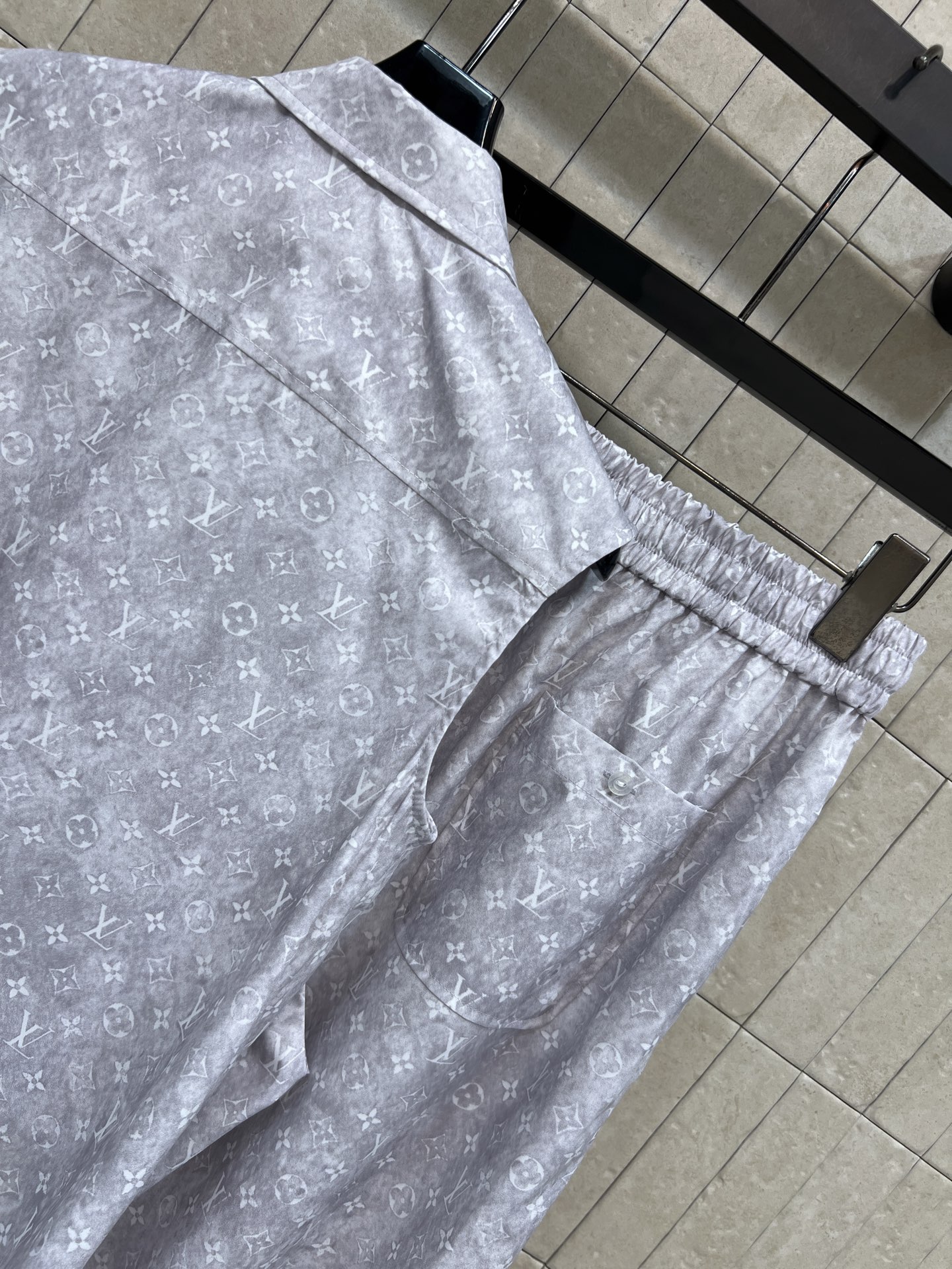 L家 26夏季新款 老花无袖套装 无袖衬衫+高腰阔腿裤 轻薄透气 夏天穿超舒服 老花暗纹低调不张扬 上衣