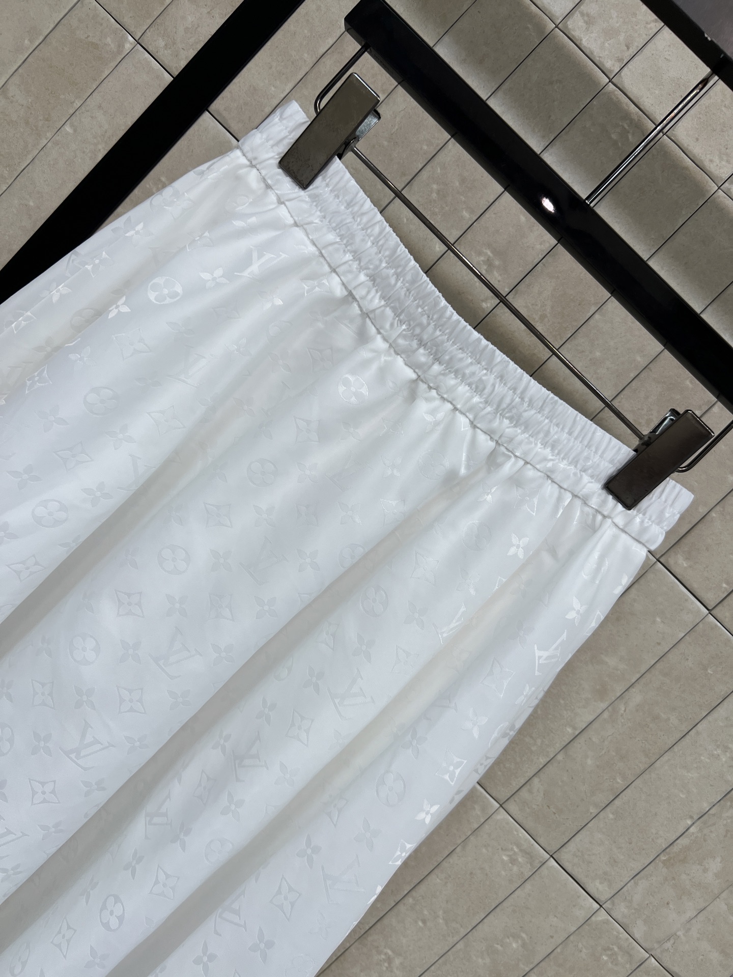 L家 26夏季新款 白色提花半裙 面料轻薄透气 通体满印暗纹不浮夸 松紧腰+前开金属长拉链 穿脱方便 两